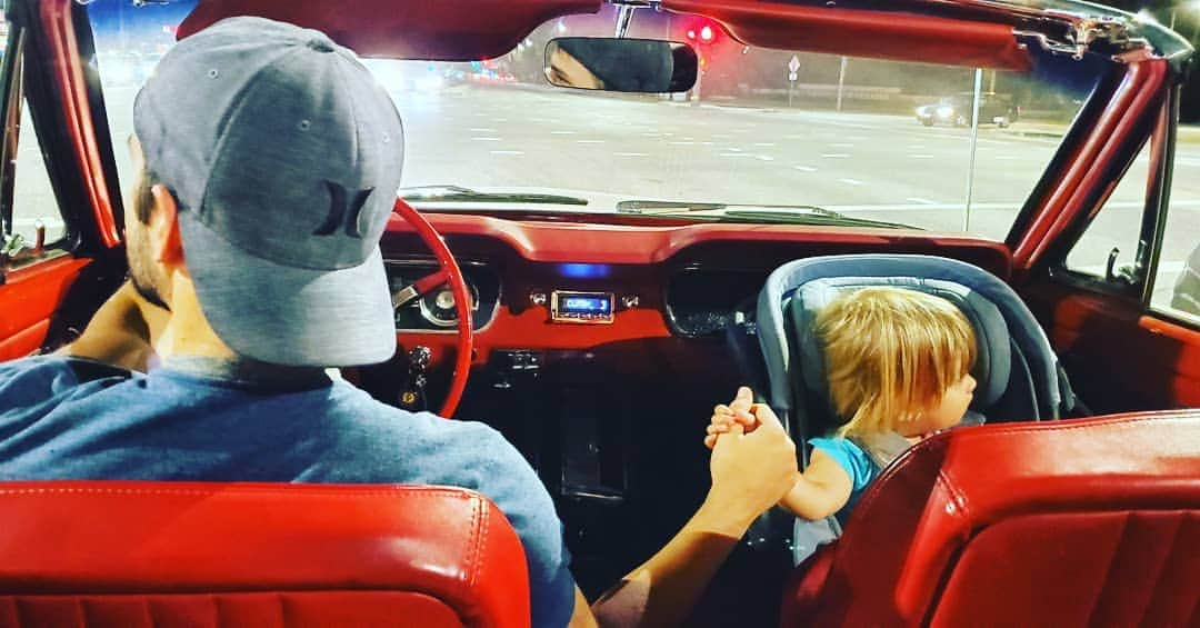 ネイサン・クレスのインスタグラム：「My driving buddy ❤  P.S. I can already hear the judging, so before you comment "OMGz BABY IN FRONT SEAT?!?!" :  there are no seatbelts in the back seat, and there is no airbag. Therefore, CA law says that the car seat should go in the front. ✌」