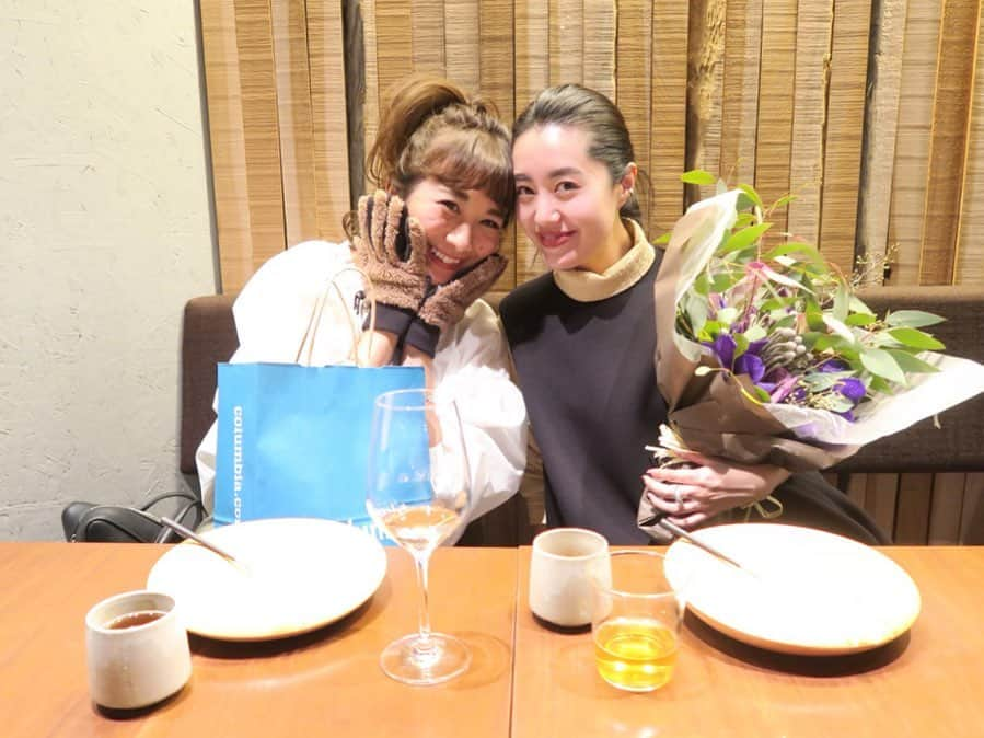 Mai Wakimizuさんのインスタグラム写真 - (Mai WakimizuInstagram)「昨日は午後からaoi day＼(^o^)／お誕生日をお祝いしてくれようとこっそりケーキを買ってくれていたのに、偶然道で遭遇してしまいケーキもプレゼントも丸見えのアクシデント♡笑 お花は事前にお店に届けてくれてたみたいで、これは完全にサプライズでした♡笑 もうこれだけで十分過ぎるのに、Columbiaの登山用グローブまでプレゼントしてくれた（；＿；）葵ちゃん、1人で沢山頑張ってくれたね。笑 ただ、今朝余韻に浸りながら機嫌良く起床したのに、昨夜おでんのお出汁を飲み過ぎ＆大好物の玉子丼を1.5人前食べたからか、顔と手足が浮腫みMAX♡そんな感じで、おはようございます♡笑 #wakkingourmet#島おでんmike#神戸#happybirthday」10月23日 9時09分 - wakkin__m