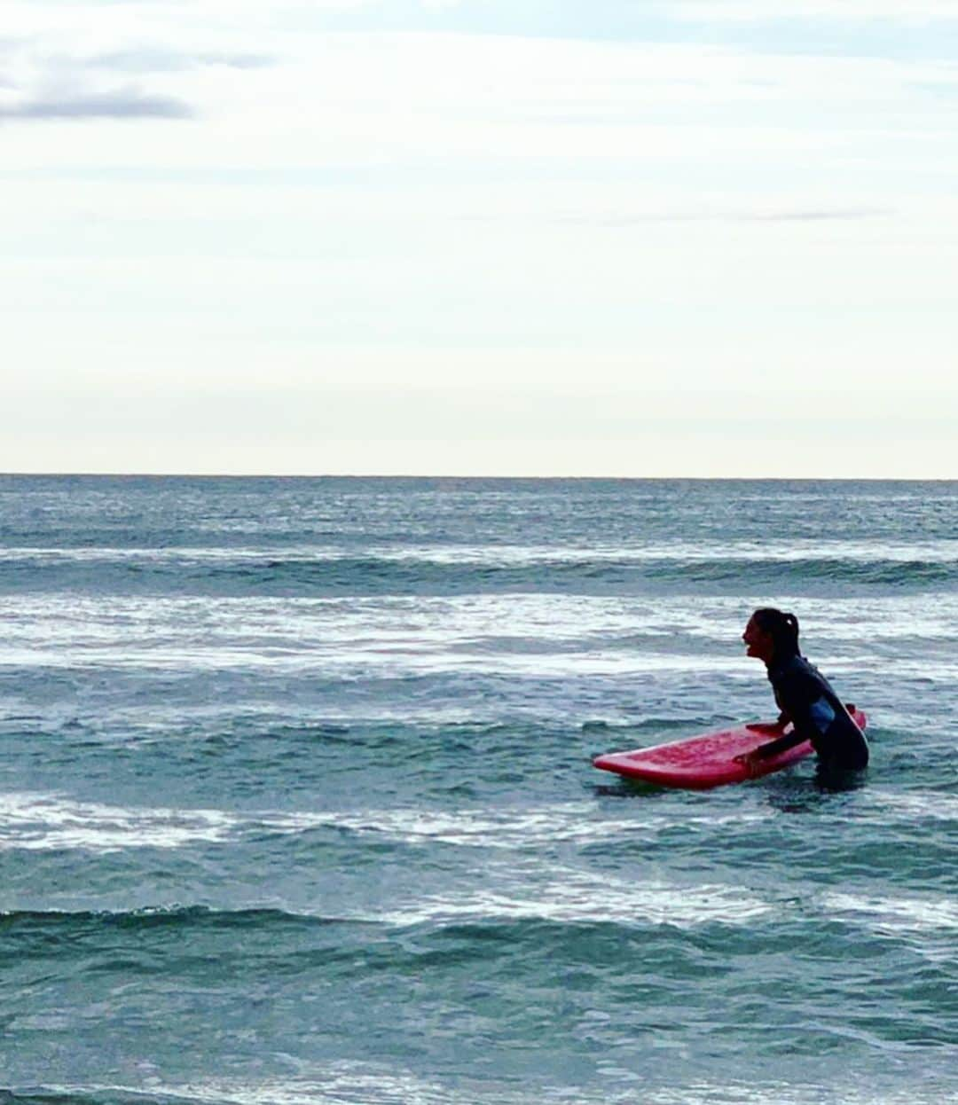 遊海 Yuumiさんのインスタグラム写真 - (遊海 YuumiInstagram)「Im still practicing this year☀️ I felt surfing is special because it move by the power of earth and nature. Amazing activity. I want to surf more but winter is coming to Japan.. I grew up in forever summer country so not use to cold weather 😅😅 まだ今年は練習ですが、サーフィンをして波に乗れると地球の力で動いてると感じれて海の真ん中でポツンといる自分自然の力はこんなに素晴らしい事を人間に感じさせてくれる事を素晴らしいと思いました。♡ もっとサーフィンしたい！　冬がやってくる〜　南国で育った私は冬は何よりも苦手ですw  #surf  #wave #surfing #surfergirl #oceangirl #onamission #surfer #peace #love #happy #ocean #海 #ミッション #サーフィン #mie #mieprefecture #三重県 #こうのはま」10月23日 9時21分 - yuumi_kato