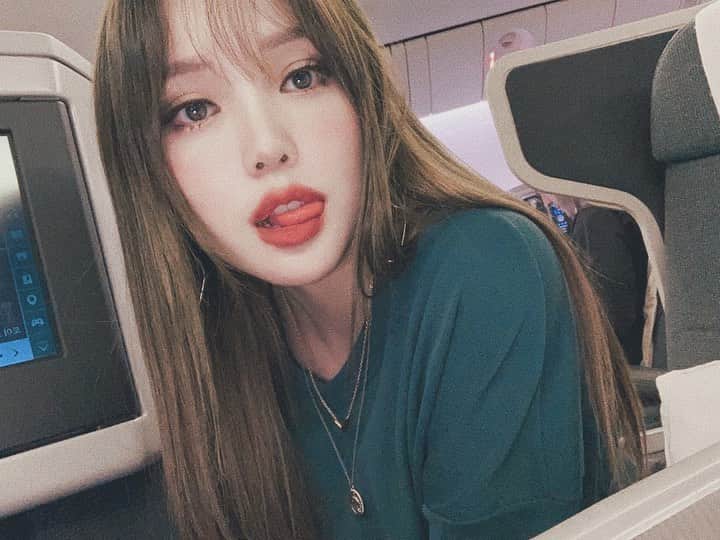 ポニーのインスタグラム：「기내 와이 파이 중✈️ 아직도 거의 6시간이나 남다니이😭😇」