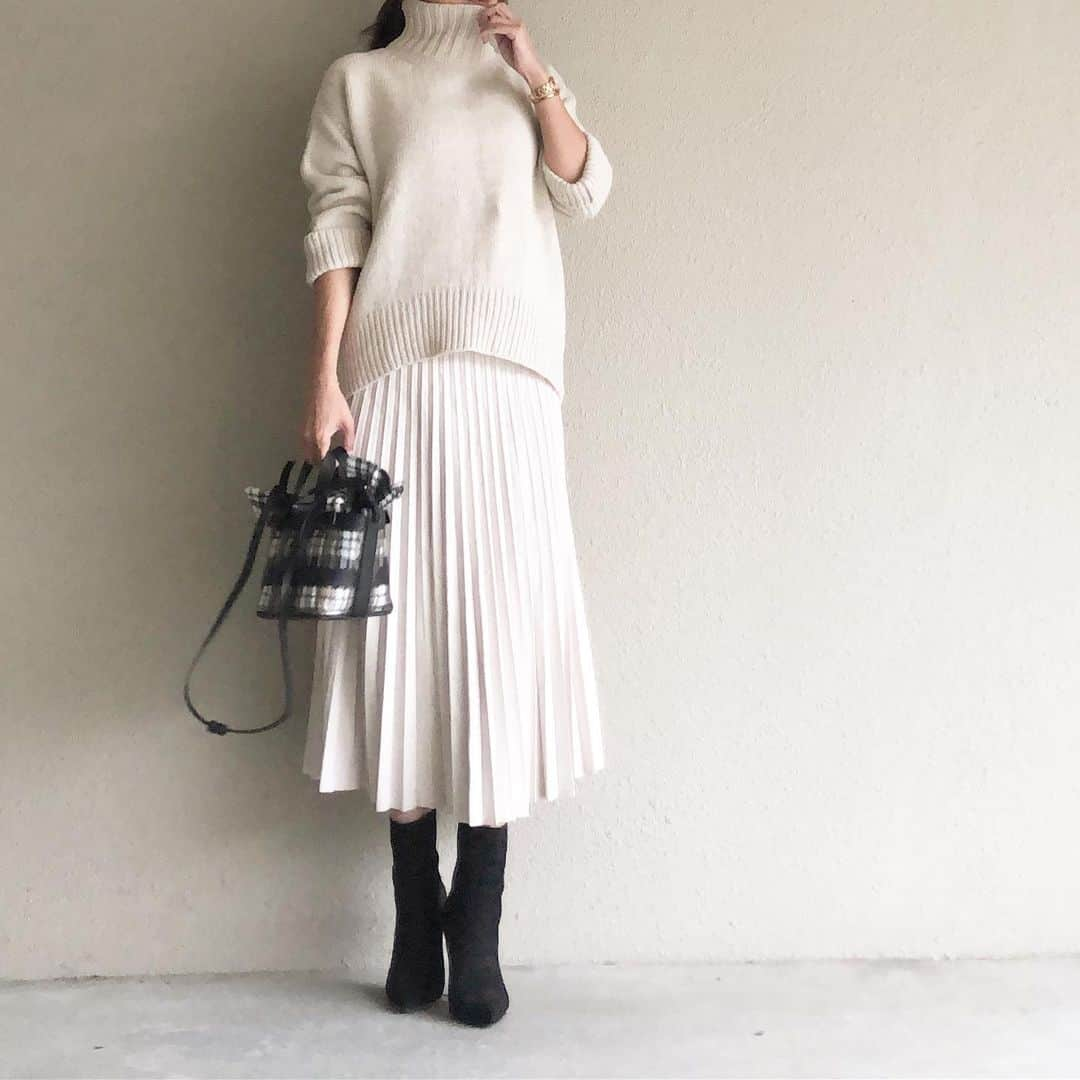 saaaay_kさんのインスタグラム写真 - (saaaay_kInstagram)「2019.10.23 coordinate♡ 上下エクリュカラーでワントーンです^ ^ ・ ・ ニットは秋冬の定番ギャルリービー スエード調のプリーツは @argo_tokyo_official の✨ ・ ・ ショートブーツも解禁しました🍂 去年ものだけど…笑 今年は濃いブラウンが欲しいなー♪」10月23日 9時14分 - saaaay_k