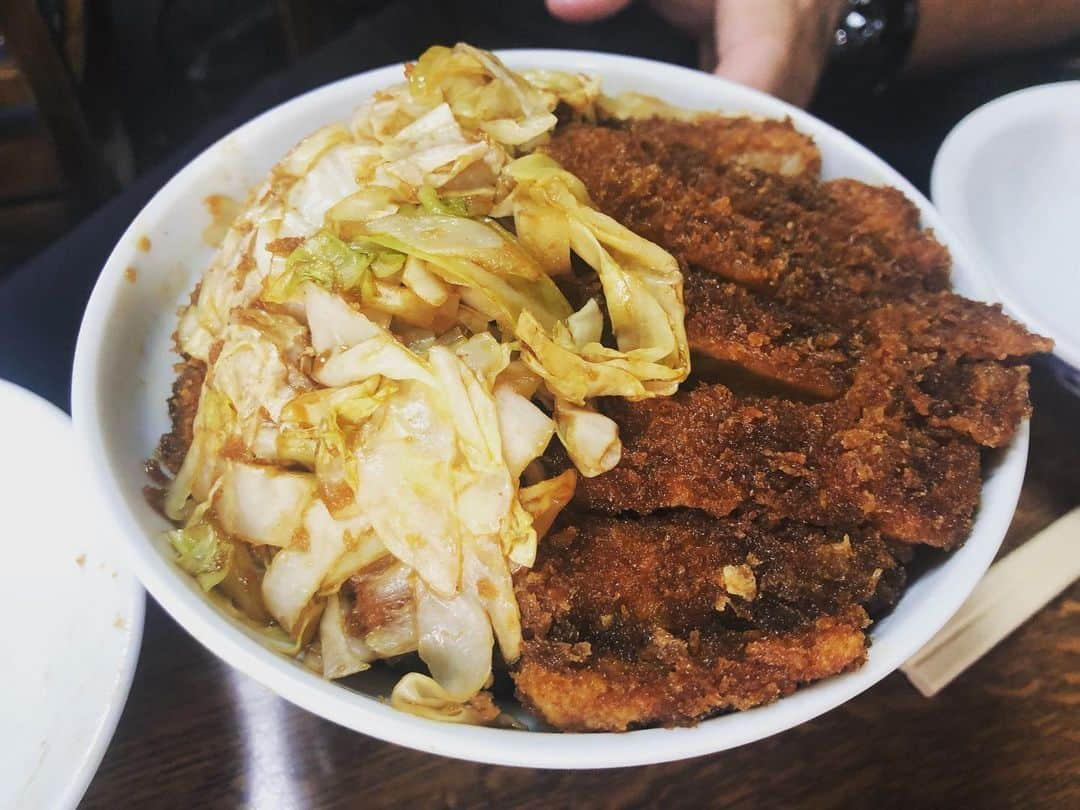 三宅智子さんのインスタグラム写真 - (三宅智子Instagram)「先日、長野でのロケのロケ飯で行った千曲市にある大黒食堂さんの中華そばとカツ丼！  シンプルな昔ながらの中華そば！  ピロピロの縮れた麺が鶏ガラの醤油スープと絡んで、とっても優しい味で、美味しかった〜♪ カツ丼もカツ柔らかくて、美味しかった♪」10月23日 9時30分 - tomoko1121m