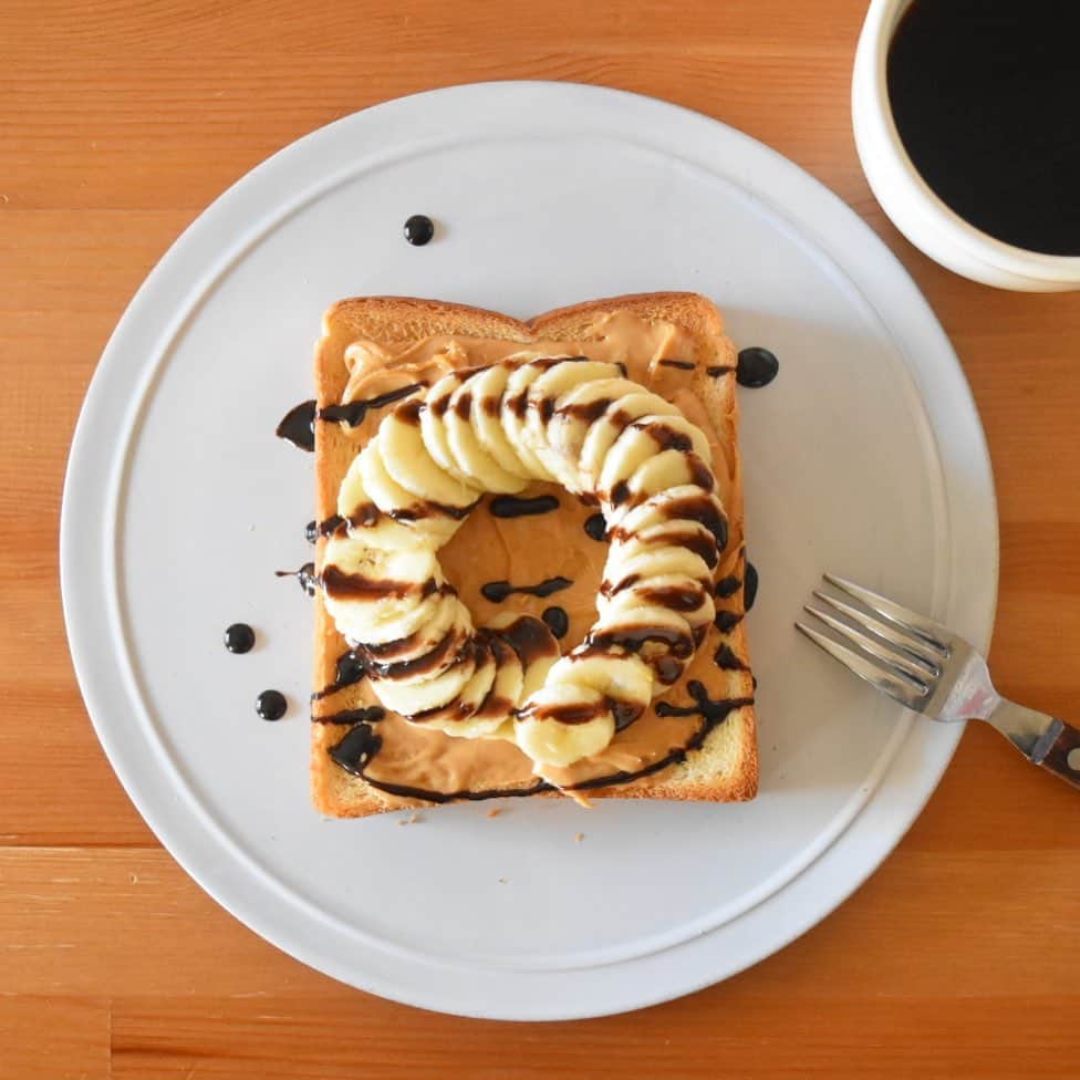 山崎佳のインスタグラム：「Today’s breakfast. バナナピーナッツバターチョコ。 ピーナッツバターのにおいがやだ、と長女に言われるのでなかなか食べられないけれど、「離れて食べるなら良いけど。」と許可が出ました。子どもたちから一歩離れて食べる私、切ない…でも食べたい…。」