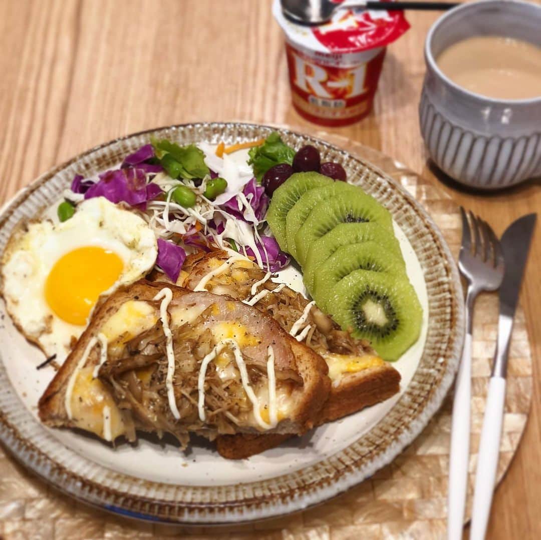 赤松悠実さんのインスタグラム写真 - (赤松悠実Instagram)「#yuumiskitchen #朝ごはん ストーリーズではよく朝ごはんを載せていますが 私が1日の中で最も大切にしているのが、朝☀️ 朝の過ごし方で一日が大きく変わります。 その中でわかりやすいのが朝ごはん🍚 「朝からよく食べるな〜」なんてコメントもらいますが 「朝だから！よく食べる」んです。 いや、朝以外も私はよく食べるか🤭💦 . 朝は1日のスタートを切る大切な時。 朝にエンジンがかからないと、いくら起きていても 体内はまだ眠っている状態。 . まずは起きてカーテンを開け、太陽を感じて。 そのあと私は自分のために栄養たっぷりの朝ごはんを作ります☺️ 誰のためでもなく、自分のために😚 すると内臓が働き出し、自然と心も前向きになってくるんです！ ダイエットの面でも朝ごはんはとっても重要。 一食でも抜けば痩せる、と思っている方は 大間違い！！！！ 朝にエンジンをかけないと、痩せるためのパワーもないまま、もったいない時間を過ごしているようなもの👍 さらに朝ごはんを食べると便通も促されるので、良い事尽くし👏❤️ . 写真は、栄養バランスなどの参考にしてください🍃 . #食生活アドバイザー #ライフスタイルアドバイザー #ダイエットアドバイザー #健康管理 #食生活 #ダイエット #ダイエッター #ヘルシーライフ #朝食 #献立 #自分のために #幸せ時間 #morning」10月23日 9時31分 - akamatsuyuumi