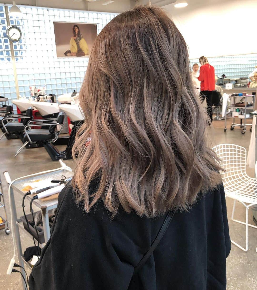 神能裕貴のインスタグラム：「【超リアル海外ヘアー/ バレイヤージュ 】 最近の1番人気は、バレイヤージュに柔らかさを持たせたモカアッシュの組み合わせです！！ #SHIMA#ハイライト#バレイライト#バレイヤージュ#海外ヘアー#リアル海外ヘアー#モカアッシュ」