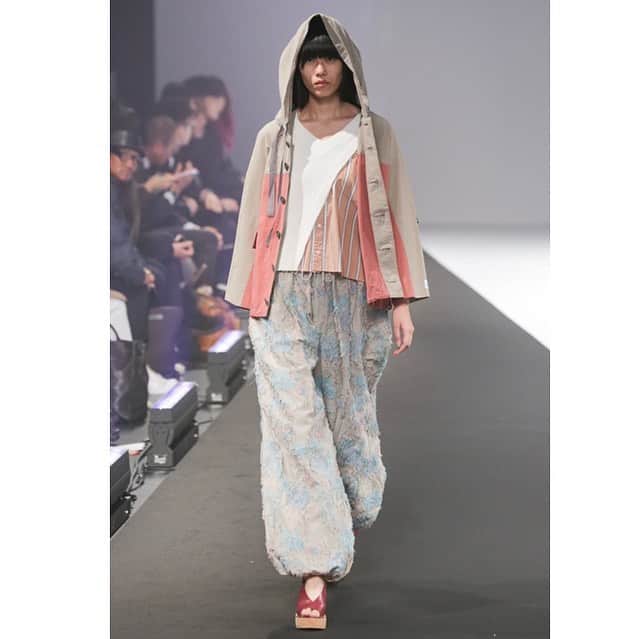 のインスタグラム：「TOKYO NEW DESIGNER FASHION GRAND PRIX joint show look7  styling: @go_momosee  flower: @yukarisatoflower music: @takumi_rockwell  #meagratia #rakutenfashionweektokyo #rfwtokyo #flower #runway」