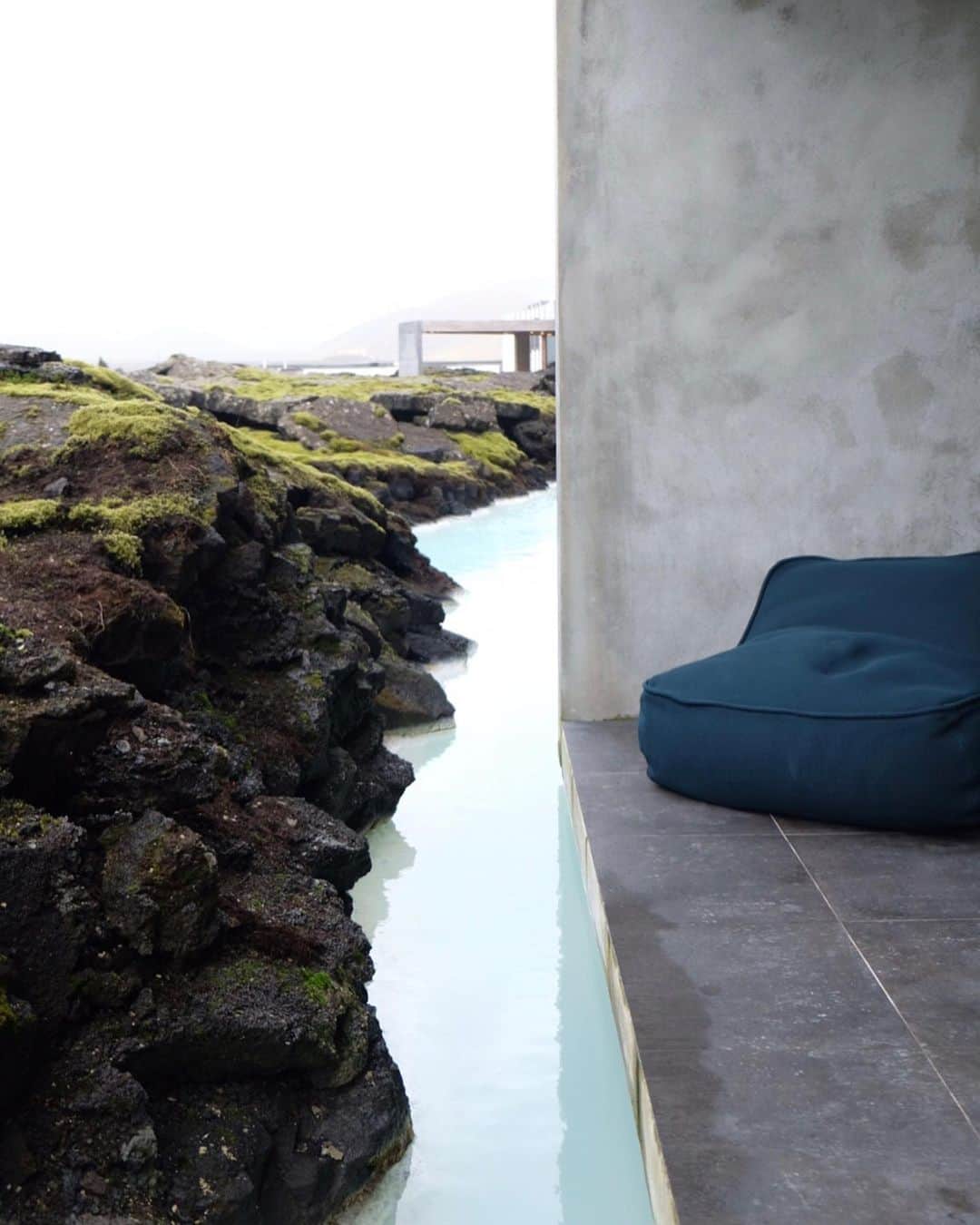武智志穂さんのインスタグラム写真 - (武智志穂Instagram)「📍 The Retreat at Blue Lagoon Iceland﻿ ﻿ スペイン→アイスランド2週間の長旅の疲れを癒すべく、少し奮発して昨年オープンしたばかりの5つ星ホテル・The Retreat at Blue Lagoon Iceland（リトリートホテル）へ。﻿ ﻿ ここリトリートホテルは、大人気観光スポット・ブルーラグーンのすぐ側に建っていて直結しています。﻿ ブルーラグーンは、言わずと知れた世界最大の温泉施設♨️﻿ シリカやミネラルなどの成分が豊富で、肌の美容と健康促進に効果的。﻿ 毎日とても賑わっていて、大変混雑しています。﻿ ﻿ 実はこのリトリートホテル。﻿ 宿泊者だけが利用出来るプライベートラグーンやスパがあるんです✨﻿ なので、あまり他のお客さんに鉢合わせず、プライベート空間をストレスフリーで楽しむことができます。﻿ 乳白色と青色の混ざった美しい温泉でマッサージ、他にもスチーム、サウナ、リラクゼーションルームなど、何時間いても飽きない素敵な空間でした。﻿ ﻿ ホテル内のミシュランも獲得しているMOSSレストランでは、絶景を眺めながらアイスランドの伝統料理を味わえます🍽﻿ 固定概念を覆してくれる驚きと感動の料理の連続で、あまりにも美味しくて、興奮を抑えるのに必死でした😂﻿ アイスランドのお酒で作ったカクテルも、とっても美味しかったです🍸﻿ ﻿ お値段以上の特別な体験を提供してくれる、心も身体も満たされるラグジュリーなホテルでした🏨✨﻿ 次アイスランドに行く時も絶対に泊まりたい！﻿ （リラックスし過ぎて写真を全然撮っていないのですが💦、新婚旅行にもピッタリのオススメのホテルです。気になる方は是非タグから飛んで他の方の投稿もチェックしてみてください。） ﻿ ﻿ #志穂sTrip #Iceland #icelandtravel #火と氷の国 #Bluelagoon」10月23日 9時55分 - shiho_takechi