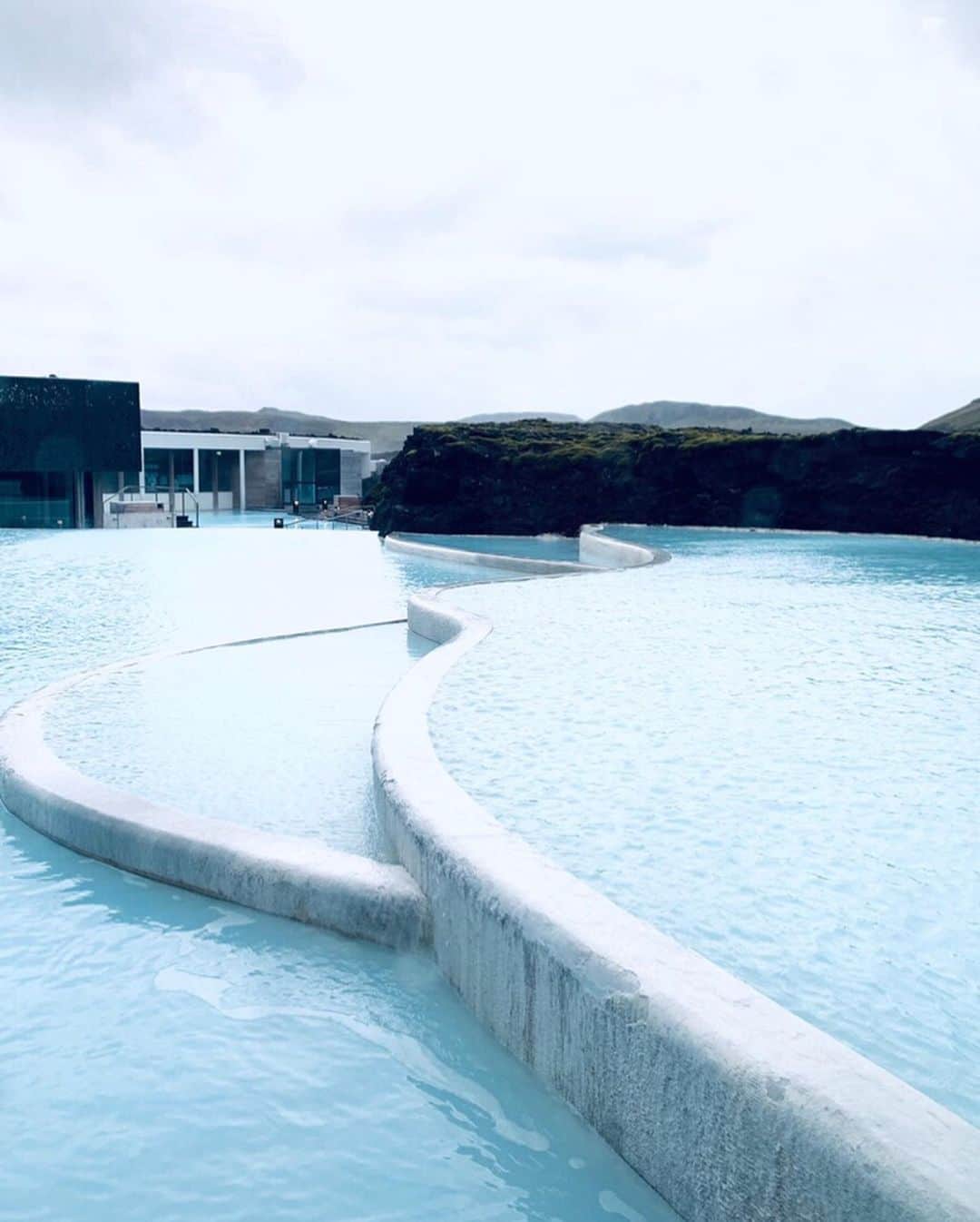 武智志穂さんのインスタグラム写真 - (武智志穂Instagram)「📍 The Retreat at Blue Lagoon Iceland﻿ ﻿ スペイン→アイスランド2週間の長旅の疲れを癒すべく、少し奮発して昨年オープンしたばかりの5つ星ホテル・The Retreat at Blue Lagoon Iceland（リトリートホテル）へ。﻿ ﻿ ここリトリートホテルは、大人気観光スポット・ブルーラグーンのすぐ側に建っていて直結しています。﻿ ブルーラグーンは、言わずと知れた世界最大の温泉施設♨️﻿ シリカやミネラルなどの成分が豊富で、肌の美容と健康促進に効果的。﻿ 毎日とても賑わっていて、大変混雑しています。﻿ ﻿ 実はこのリトリートホテル。﻿ 宿泊者だけが利用出来るプライベートラグーンやスパがあるんです✨﻿ なので、あまり他のお客さんに鉢合わせず、プライベート空間をストレスフリーで楽しむことができます。﻿ 乳白色と青色の混ざった美しい温泉でマッサージ、他にもスチーム、サウナ、リラクゼーションルームなど、何時間いても飽きない素敵な空間でした。﻿ ﻿ ホテル内のミシュランも獲得しているMOSSレストランでは、絶景を眺めながらアイスランドの伝統料理を味わえます🍽﻿ 固定概念を覆してくれる驚きと感動の料理の連続で、あまりにも美味しくて、興奮を抑えるのに必死でした😂﻿ アイスランドのお酒で作ったカクテルも、とっても美味しかったです🍸﻿ ﻿ お値段以上の特別な体験を提供してくれる、心も身体も満たされるラグジュリーなホテルでした🏨✨﻿ 次アイスランドに行く時も絶対に泊まりたい！﻿ （リラックスし過ぎて写真を全然撮っていないのですが💦、新婚旅行にもピッタリのオススメのホテルです。気になる方は是非タグから飛んで他の方の投稿もチェックしてみてください。） ﻿ ﻿ #志穂sTrip #Iceland #icelandtravel #火と氷の国 #Bluelagoon」10月23日 9時55分 - shiho_takechi