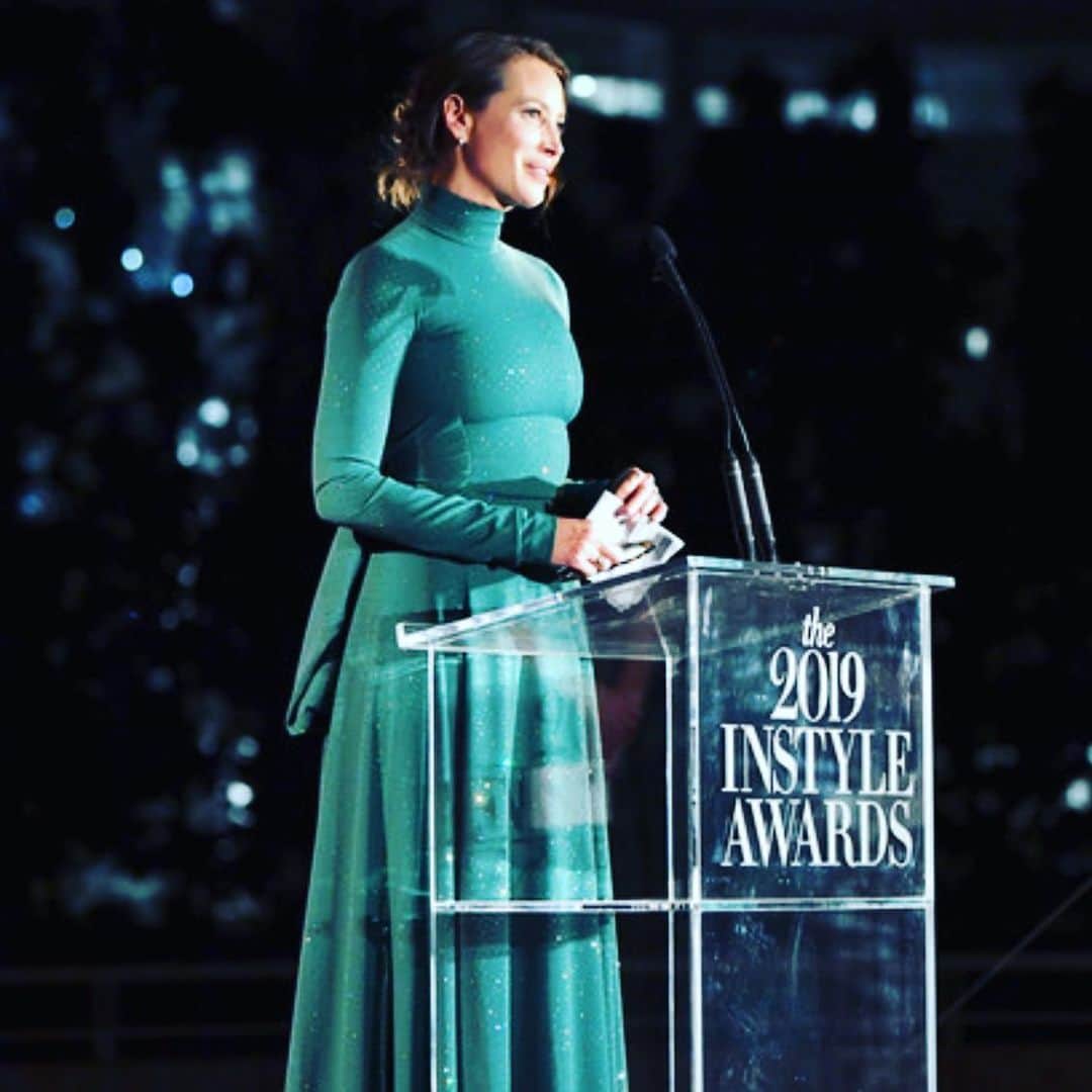 ジェシカ・キャプショーのインスタグラム：「About last night... I’ve been lucky enough to know @cturlington for long time. In the time that I have known her whether it was on a walk on the beach, sitting in rocking chairs just talking, chasing children and just talking (and laughing) I always leave my time with her feeling better and with renewed enthusiasm and hope about pretty much everything. She is one of those rare people that just makes everything better. And thank goodness for the world she has sharply focused her exquisite abilities on supporting all endeavors to strengthen maternal health on a global scale. “Every Mother Counts was created to raise awareness and to educate the public about an issue that touches us all, but one that not enough people know about until it’s too late. Every mother has a story. It’s our job at Every Mother Counts to make sure that these stories are documented and shared widely so that others will learn from them and one day, these tragedies will be stories of the past.” - Christy Turlington Burns  Christy, it was an honor to be with you and to celebrate you last night. Your commitment, your work, your kindness, your enthusiasm, your charm and your big, big, big heart is a thing of beauty. May we all rise up to support you and every effort of @everymomcounts 😘😘😘😘」