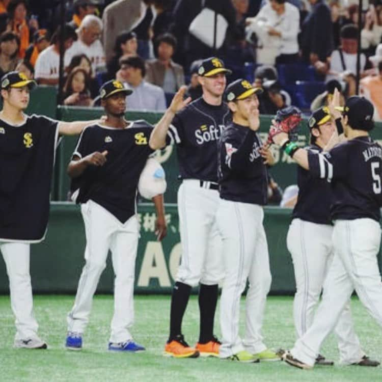 リック・バンデンハークさんのインスタグラム写真 - (リック・バンデンハークInstagram)「Shots from our game 3 victory last night in the Tokyo Dome! The atmosphere was electric!⚡️ Let’s cheer on @tsuyoshiwada.21 tonight in game 4 of the SMBC Nippon Series 2019.  LET’S GO HAWKS! ⚡️ #sbhawks #dashuptothetop #smbc日本シリーズ2019 #日本シリーズ #ソフトバンクホークス #バンデンハーク」10月23日 10時00分 - rick_vdhurk