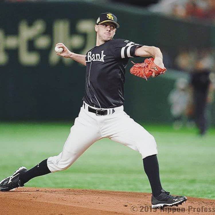 リック・バンデンハークさんのインスタグラム写真 - (リック・バンデンハークInstagram)「Shots from our game 3 victory last night in the Tokyo Dome! The atmosphere was electric!⚡️ Let’s cheer on @tsuyoshiwada.21 tonight in game 4 of the SMBC Nippon Series 2019.  LET’S GO HAWKS! ⚡️ #sbhawks #dashuptothetop #smbc日本シリーズ2019 #日本シリーズ #ソフトバンクホークス #バンデンハーク」10月23日 10時00分 - rick_vdhurk