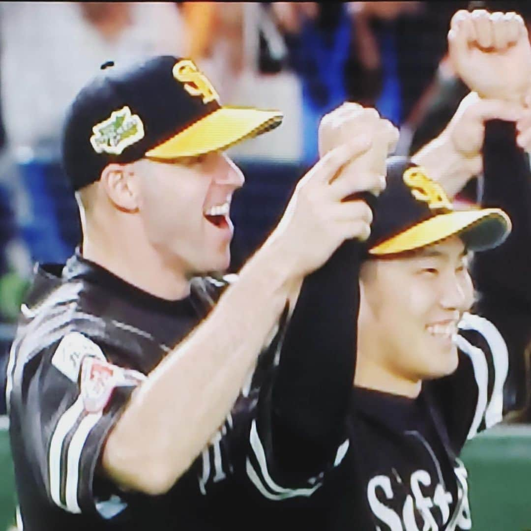 リック・バンデンハークのインスタグラム：「Shots from our game 3 victory last night in the Tokyo Dome! The atmosphere was electric!⚡️ Let’s cheer on @tsuyoshiwada.21 tonight in game 4 of the SMBC Nippon Series 2019.  LET’S GO HAWKS! ⚡️ #sbhawks #dashuptothetop #smbc日本シリーズ2019 #日本シリーズ #ソフトバンクホークス #バンデンハーク」