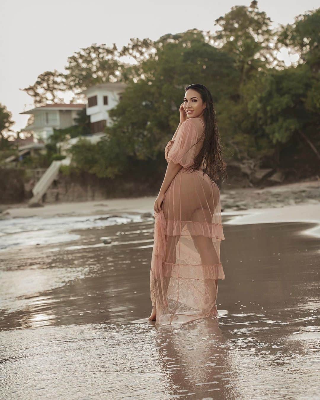 のインスタグラム：「Dress @fashionnova AD ..Chasing sunsets ✨」