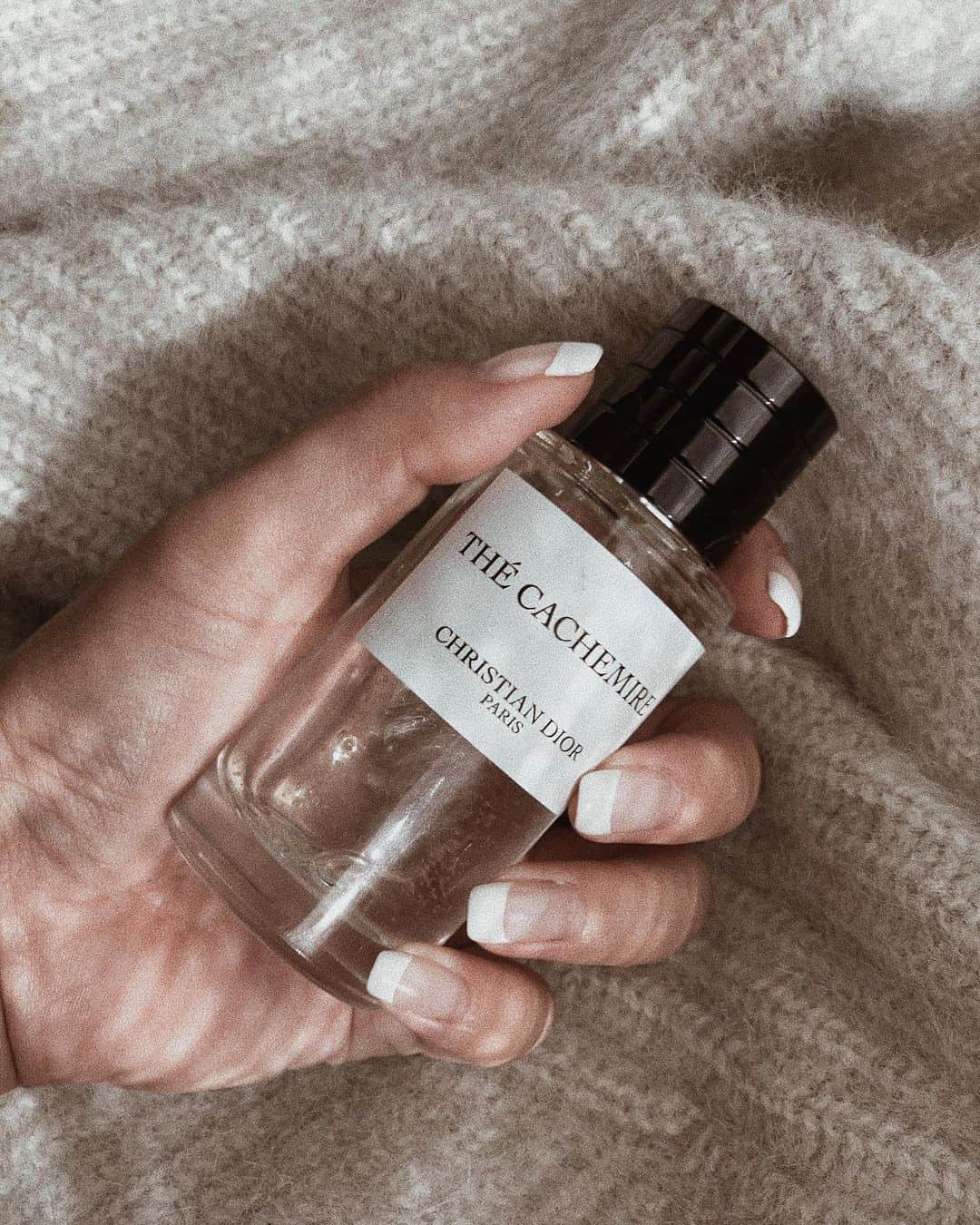 JUNNAのインスタグラム：「Q&Aで多かった香りのお話し。 最近はカシミア。香りも冬支度。  Christian Dior "THE CACHEMIRE"  #dior #junna💋 #ChristianDior #diorparfums #diormakeup #thecachemire#カシミア#香水#フレグランス#フレンチ#フレンチネイル#ネイル#ネイルデザイン#香り#パフューム#冬支度」