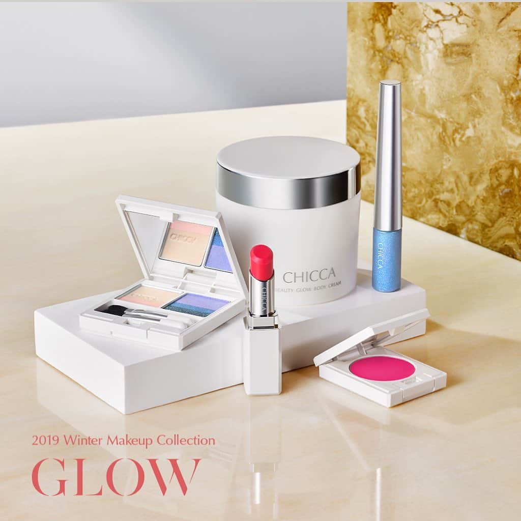 CHICCAのインスタグラム：「GLOW ─ 2019.11.6 発売 ─ 左から #フローレスグロウリッドテクスチャーアイシャドウ EX13 コールドピーチ  #メスメリックリップスティック EX16 グロウ  #ビューティグロウボディクリームロゼ  #チークルージュタップ EX02 スノーマンスマイル  #スパークリングポットライナー EX04 ブルーアイス  #CHICCA #2019winter  #GLOW #キッカ #冬コレクション #冬メイク #グロウ #予約受付中」