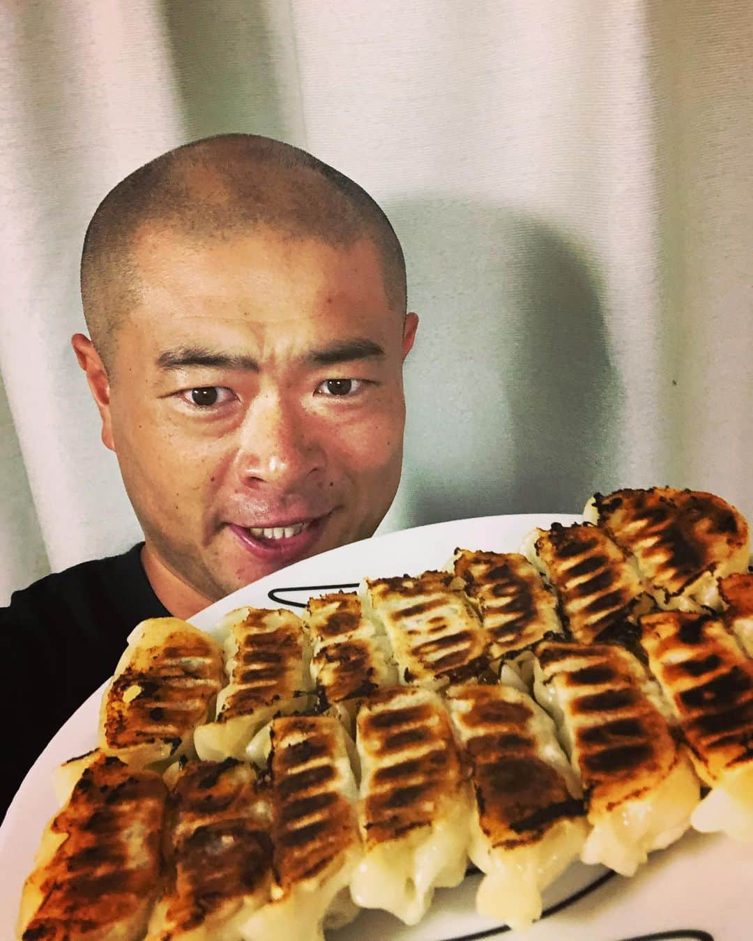 あばれる君さんのインスタグラム写真 - (あばれる君Instagram)「昨日の新さんまは最高でした😋🥢最近の配偶者との家飯羅列‼︎仕込みすぎた豚汁に焼く前のもんじゃ🍳宇都宮餃子に明太子クリームパスタ🍝ハンバーガーはお店です🍔」10月23日 10時17分 - abarerukun