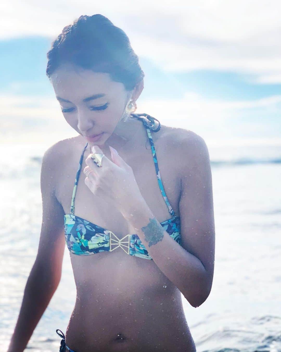 内藤陽子のインスタグラム：「(バルトリン腺嚢胞) 皆様ご存知ですか？ 私は数日前に40度近い熱が続き、陰部がもの凄く腫れて、激痛です。 救急病院に行ったところ、バルトリン腺嚢胞だと言われました。その場で穿刺して膿を取り出しましたが、既に固まってしまっていて取りきれず、 2日後に入院、緊急手術で切除しました。 40代の女性がなりやすい病気だそうです。 気付くのがはやければ、穿刺と抗生物質で対処出来るそうです。 私は毎年女性検診も受けています。  まだママチャリには乗れませんが、順調に回復しています。 こんな時、ひとり親だととにかく娘の事が心配でなりません。 私に何かあったら、彼女が一人になってしまう… 絶対絶対あってはならない事です。  女性の皆様、少しでも違和感があったら 早めの診断を。  ニコ、家族、大好きな人に支えられて 来週には復活出来るかなと思っています。 もの凄く痛かったから、私達にご褒美を… 来月は南国へ絶対行くんだっ  #あなたの #親になれてよかった #噛みしめる #南国で癒されたい #太陽は神様 #太陽の子 #陽子 #パワーをください」