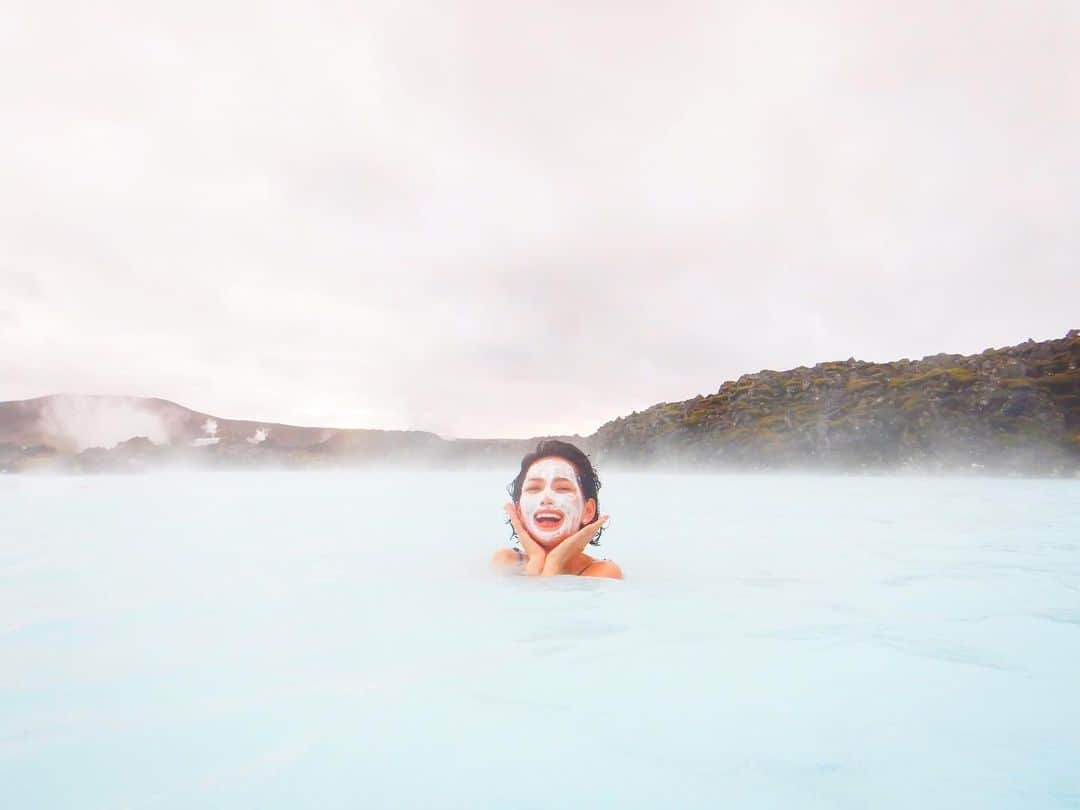 武智志穂さんのインスタグラム写真 - (武智志穂Instagram)「📍 Blue Lagoon﻿ ﻿ 朝早起きして、ブルーラグーンをひとりじめ🧖🏻‍♀️♨️ ﻿ リトリートホテルに宿泊すると、共用エリアも無料で利用することができます。﻿ 誰もいない広大なブルーラグーンに浸かりながら、朝日が昇るのを眺めることができるなんて…😭🙌💕 温泉好きにはたまらないひととき！ ﻿とびっきり贅沢な朝風呂を楽しめました。 ﻿ ﻿ #志穂sTrip #Iceland #icelandtravel #火と氷の国 #Bluelagoon」10月23日 10時30分 - shiho_takechi