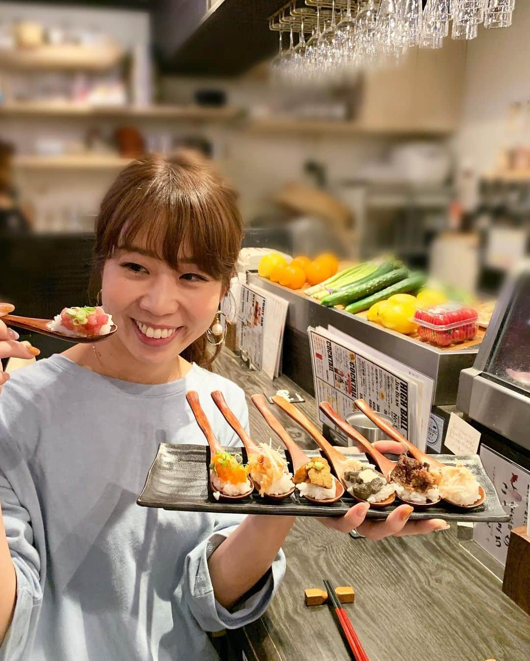 中橋舞さんのインスタグラム写真 - (中橋舞Instagram)「.﻿ 関西帰ってきたら行きたい❤️﻿ って思っていた﻿ 難波にあるお店"創蔵"へ🥢﻿ ﻿ お肉とお魚のダブルが楽しめるお店で💕﻿ チェック✔️していたのは﻿ #ワンスプーン寿司　🥄🍣✨﻿ ﻿ イクラやとびっこなどの魚卵6種スプーン寿司に﻿ カニ🦀やウニ、エビ🦐の7種のスプーン寿司💕﻿ どれ食べるー♪って言いながら楽しかったぁ！！﻿ ﻿ お肉もA5ランクのお肉で🥩﻿ ランプとサーロインと選べる✨﻿ ランプを選んだんだけど、とにかく柔らかぁ🤤で美味しすぎでした❤️﻿ ﻿ ﻿ 久しぶりによーこちゃんに会えての﻿ #よこまい ❤️﻿ 同じ事務所でいつも頑張る力をくれるよーこちゃん😊﻿ お互いの仕事報告したりで最高の時間だった♪﻿ よーこちゃんの番組ＡＢＣラジオ"with you"をいつもwith yokoという私❤️﻿ これからもコッソリ聴くのだ♪﻿ #服の色が被ったねw ﻿ ﻿ ------------------------------------﻿ 🚃 #大阪難波﻿ 👟 徒歩3分 大阪市中央区難波4-6-10 ﻿ 🍴#創蔵 #SOUYA﻿ ------------------------------------﻿ #鉄板焼 #大阪グルメ #ステーキ﻿ #寿司 #sushi #フードハンターまい #なんば #難波ディナー まだまだ関西で行きたいお店目白押し🥺 帰省のたびに色んな店行くぞ ------------------------------------﻿ tops👚 #mimiclilic #ミミックリリック @mimiclilic_official をフォローすると 30%OFFクーポンがもらえますよ😊」10月23日 10時32分 - mai_nakahashi