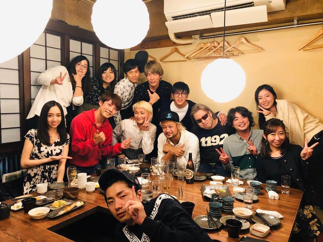 NAOTOさんのインスタグラム写真 - (NAOTOInstagram)「昨日は、スタクラフェスの打ち上げでした。 はじめまして同士も多かったですが、みんな仲良くなれて良かったですー。 これがきっかけで、色んなコラボが増えるといいな。😊 #藤原道山 #DEPAPEPE #宮本笑里 #ピアノジャック #TSUKEMEN #スタクラフェス」10月23日 10時45分 - naoto_poper