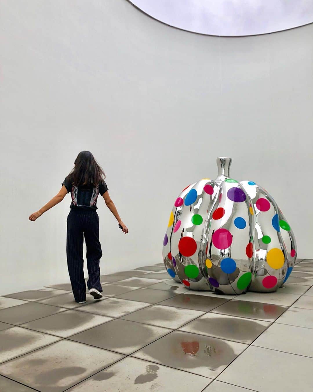 のインスタグラム：「Yayoi Kusama Museum❤️So many pieces I’d never seen before 😍 草間彌生先生の美術館。見た事なかった作品がいっぱい✨ #yayoikusama#草間彌生#art#tokyoart#japaneseartist#tokyo」