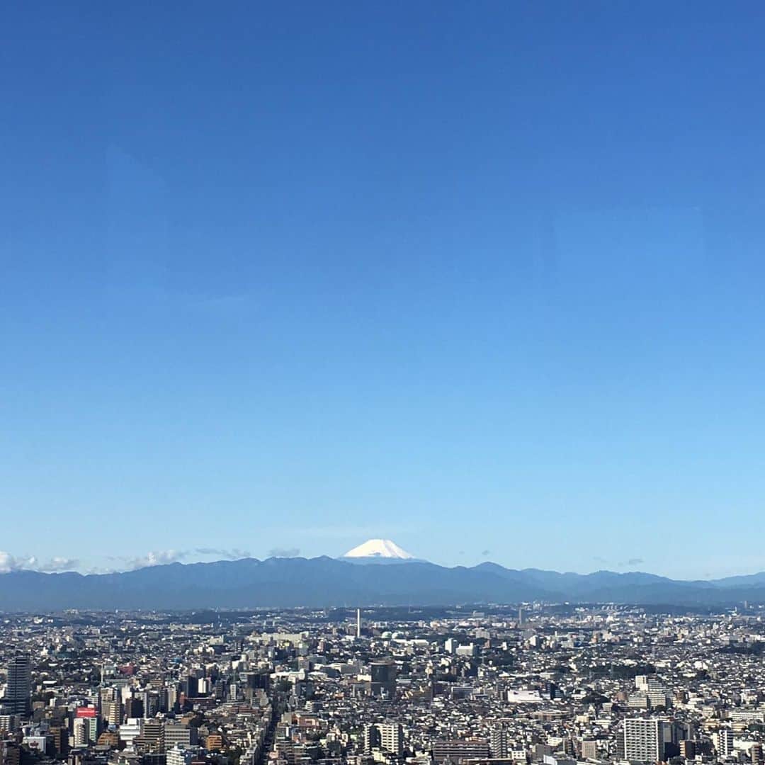 Park Hyatt Tokyo / パーク ハイアット東京さんのインスタグラム写真 - (Park Hyatt Tokyo / パーク ハイアット東京Instagram)「Good morning from #ParkHyattTokyo.  Snow-capped #MtFuji stands out against the #autumn blue #sky. Have a wonderful day ahead! おはようございます。昨日、#富士山 の #初冠雪 が観測されましたね。今朝も青空に純白の姿が美しく映えています。 素敵な1日となりますように！ #パークハイアット東京 #nofilter」10月23日 11時06分 - parkhyatttokyo