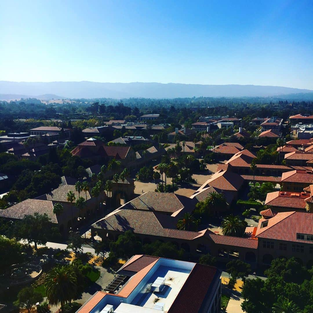 新田朝子さんのインスタグラム写真 - (新田朝子Instagram)「This is view from hoover tower in Stanford University. . We can meet a lot of lovely squirrels🐿 I love the big campus rich in nature. However, I use my bicycle everyday and maybe thighs became thick😨😨😨OMG . #スタンフォード大学 #カリフォルニア #シリコンバレー　#アメリカ生活 #stanford #hoovertower #california #paloalto #lovenature #loveusa @stanford #🇺🇸」10月23日 11時02分 - asako.nitta