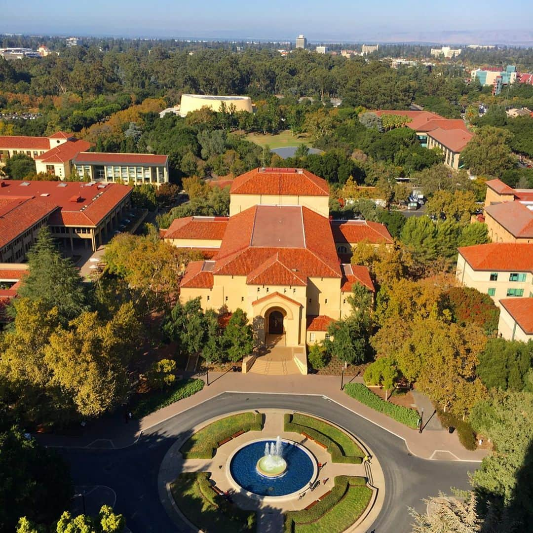 新田朝子さんのインスタグラム写真 - (新田朝子Instagram)「This is view from hoover tower in Stanford University. . We can meet a lot of lovely squirrels🐿 I love the big campus rich in nature. However, I use my bicycle everyday and maybe thighs became thick😨😨😨OMG . #スタンフォード大学 #カリフォルニア #シリコンバレー　#アメリカ生活 #stanford #hoovertower #california #paloalto #lovenature #loveusa @stanford #🇺🇸」10月23日 11時02分 - asako.nitta