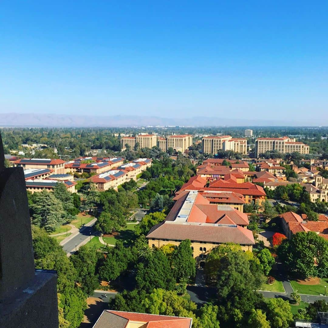 新田朝子さんのインスタグラム写真 - (新田朝子Instagram)「This is view from hoover tower in Stanford University. . We can meet a lot of lovely squirrels🐿 I love the big campus rich in nature. However, I use my bicycle everyday and maybe thighs became thick😨😨😨OMG . #スタンフォード大学 #カリフォルニア #シリコンバレー　#アメリカ生活 #stanford #hoovertower #california #paloalto #lovenature #loveusa @stanford #🇺🇸」10月23日 11時02分 - asako.nitta