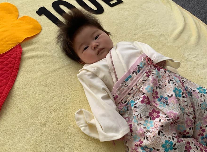 子供衣装レンタル専門店コハレさんのインスタグラム写真 - (子供衣装レンタル専門店コハレInstagram)「コハレです☆ . 祝日、お休みいただいておりました♡ . ベビーアートもミンネもご注文いただきありがとうございます。 . . #ベビーアート  はご希望のお日にちにお届けする4泊5日のゆったりスケジュールです、ベビーの体調やご機嫌を見ながら撮影できるので忙しいママにもぴったり♫ . . 今の時期は ハロウィン、クリスマス、年賀状にオススメのお正月 ＃ベビーアート が目白押し👍 . . ぜひホームページに遊びに来てくださいね＼(^ω^)／ . . #ベビーアート 鏡餅🍊 . モデルはNANAMIちゃん . NANAちゃん、終始ご機嫌ノリノリでした♡ . 3.4枚目は生後4ヶ月ころ🐣 . さらに可愛く成長した姿にスタッフみんな😍 大盛り上がりでした♡ . NANAMIちゃん、ママありがとうございました😊 . . . .  #明石市 #cohare #コハレ #コハレキカク #寝相アート #1ヶ月 #2ヶ月 #3ヶ月 #4ヶ月 #5ヶ月 #6ヶ月 #ハーフバースデー #赤ちゃんのいる暮らし #ベビー #ベビーフォト #ベビーアートレンタル #離乳食初期 #男の子ママ #女の子ママ #新米ママ #男の子ベビー #女の子ベビー #モデル撮影 #こんにちは赤ちゃん」10月23日 11時08分 - cohare_r
