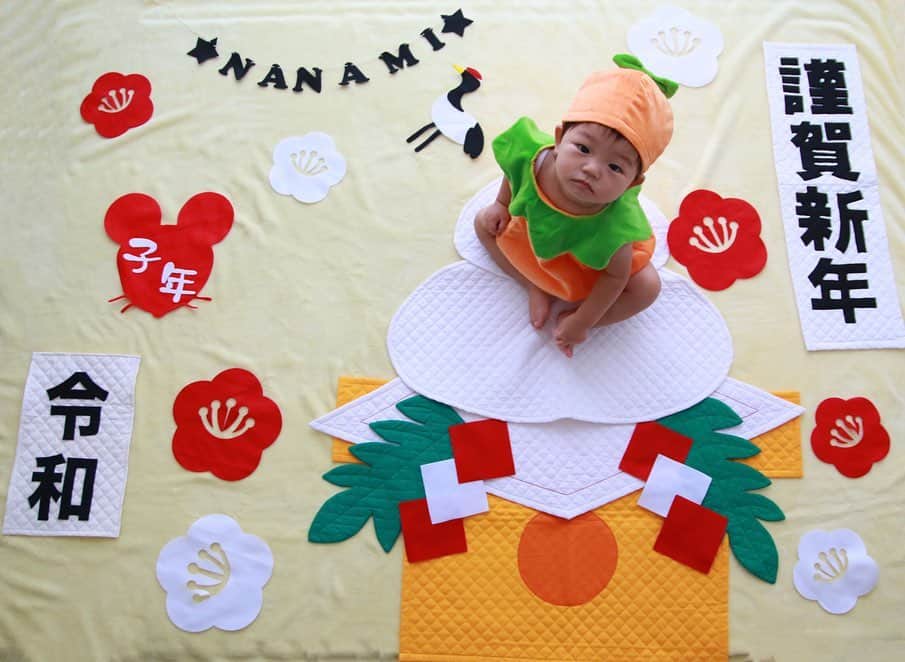 子供衣装レンタル専門店コハレさんのインスタグラム写真 - (子供衣装レンタル専門店コハレInstagram)「コハレです☆ . 祝日、お休みいただいておりました♡ . ベビーアートもミンネもご注文いただきありがとうございます。 . . #ベビーアート  はご希望のお日にちにお届けする4泊5日のゆったりスケジュールです、ベビーの体調やご機嫌を見ながら撮影できるので忙しいママにもぴったり♫ . . 今の時期は ハロウィン、クリスマス、年賀状にオススメのお正月 ＃ベビーアート が目白押し👍 . . ぜひホームページに遊びに来てくださいね＼(^ω^)／ . . #ベビーアート 鏡餅🍊 . モデルはNANAMIちゃん . NANAちゃん、終始ご機嫌ノリノリでした♡ . 3.4枚目は生後4ヶ月ころ🐣 . さらに可愛く成長した姿にスタッフみんな😍 大盛り上がりでした♡ . NANAMIちゃん、ママありがとうございました😊 . . . .  #明石市 #cohare #コハレ #コハレキカク #寝相アート #1ヶ月 #2ヶ月 #3ヶ月 #4ヶ月 #5ヶ月 #6ヶ月 #ハーフバースデー #赤ちゃんのいる暮らし #ベビー #ベビーフォト #ベビーアートレンタル #離乳食初期 #男の子ママ #女の子ママ #新米ママ #男の子ベビー #女の子ベビー #モデル撮影 #こんにちは赤ちゃん」10月23日 11時08分 - cohare_r