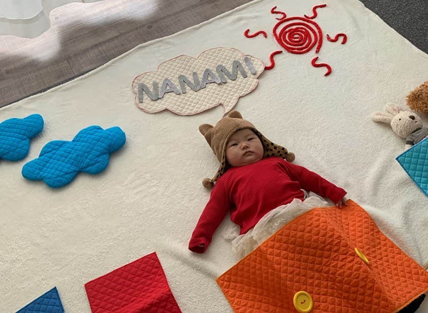 子供衣装レンタル専門店コハレさんのインスタグラム写真 - (子供衣装レンタル専門店コハレInstagram)「コハレです☆ . 祝日、お休みいただいておりました♡ . ベビーアートもミンネもご注文いただきありがとうございます。 . . #ベビーアート  はご希望のお日にちにお届けする4泊5日のゆったりスケジュールです、ベビーの体調やご機嫌を見ながら撮影できるので忙しいママにもぴったり♫ . . 今の時期は ハロウィン、クリスマス、年賀状にオススメのお正月 ＃ベビーアート が目白押し👍 . . ぜひホームページに遊びに来てくださいね＼(^ω^)／ . . #ベビーアート 鏡餅🍊 . モデルはNANAMIちゃん . NANAちゃん、終始ご機嫌ノリノリでした♡ . 3.4枚目は生後4ヶ月ころ🐣 . さらに可愛く成長した姿にスタッフみんな😍 大盛り上がりでした♡ . NANAMIちゃん、ママありがとうございました😊 . . . .  #明石市 #cohare #コハレ #コハレキカク #寝相アート #1ヶ月 #2ヶ月 #3ヶ月 #4ヶ月 #5ヶ月 #6ヶ月 #ハーフバースデー #赤ちゃんのいる暮らし #ベビー #ベビーフォト #ベビーアートレンタル #離乳食初期 #男の子ママ #女の子ママ #新米ママ #男の子ベビー #女の子ベビー #モデル撮影 #こんにちは赤ちゃん」10月23日 11時08分 - cohare_r