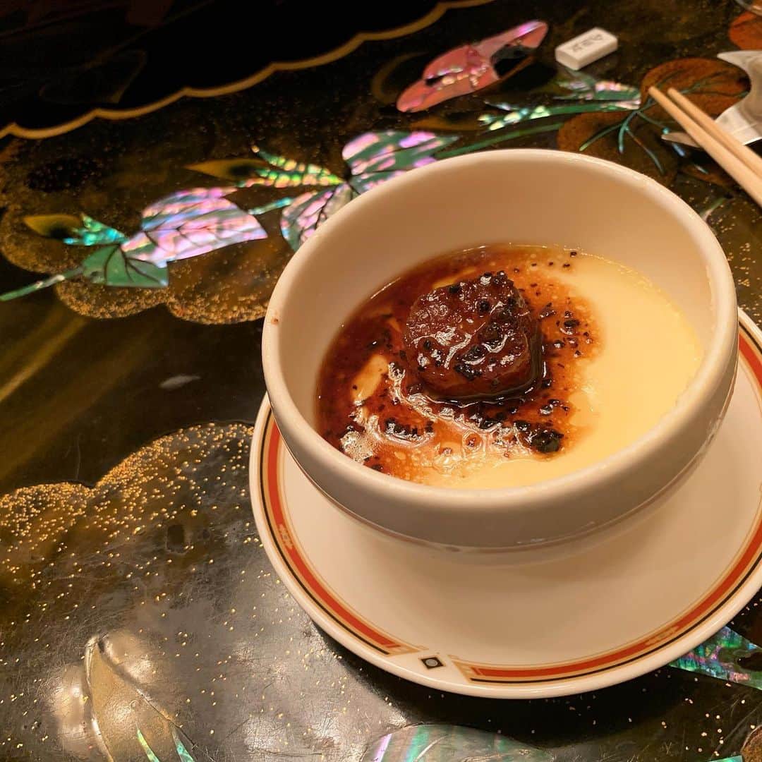花奈澪さんのインスタグラム写真 - (花奈澪Instagram)「目黒雅叙園の中華が！ 今回はいままでみたことないラインナップだった！ 前菜 フォアグラの茶碗蒸し フカヒレ姿煮 お魚の油淋鶏みたいなの 北京ダック 鴨と松茸のやぁつ ご飯は選べるやつで、ワンタンそば。  前菜のトリュフくらげみたいなやつが好き。 フォアグラ茶碗蒸しがベストヒットでした！  大好きな仲間が宝塚卒業しちゃうのでね。」10月23日 11時13分 - namio_dao