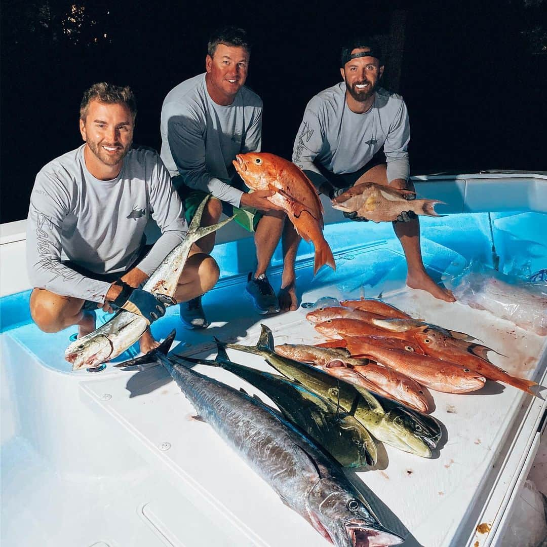 ダスティン・ジョンソンのインスタグラム：「Had an unbelievable day fishing and free diving @austin_johnson12  My knee is feeling great, can’t wait to get back playing!」