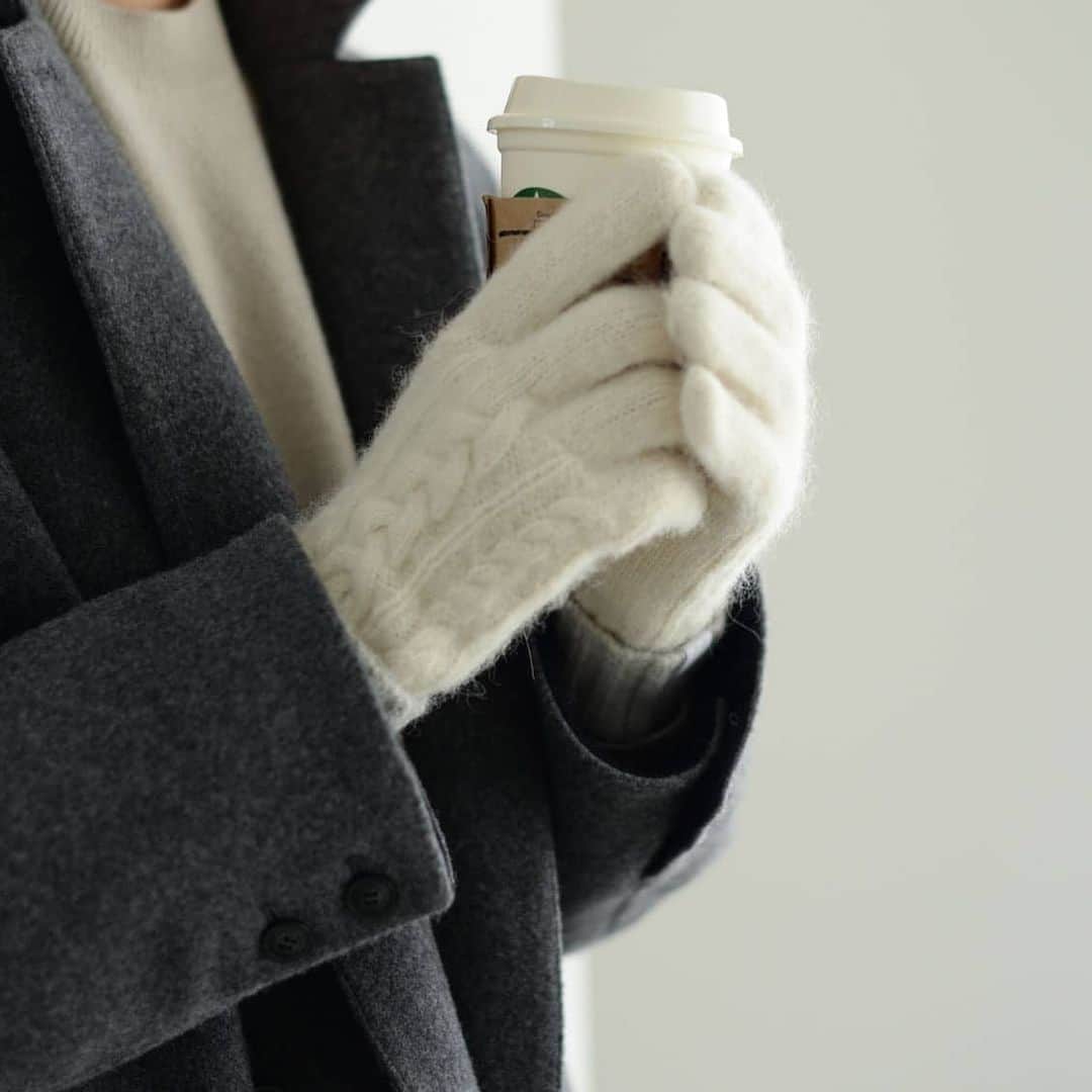 北欧、暮らしの道具店さんのインスタグラム写真 - (北欧、暮らしの道具店Instagram)「【新商品】冬の手もとをぐっと可愛く。「ケーブル編みの手袋」が新登場です！ . - - - - - - - - - - - - あと1ヶ月もしたらぐっと寒くなって、 外出するときにはマフラーに加えて 必要となるのが手袋。  そんな手袋を当店ではじめて オリジナルでつくりました。  手にとったときにいいなぁと思ったのが やわらかな肌触りと 立体感のあるケーブル編み模様。 アウターやマフターなどと 色を合わせてもコーデのポイントになります。  実は私自身、なかなか自分にフィットする 手袋を見つけることができずにいました。  指の長さが足りずにフィットしなかったり、 袖口の長さが足りなくて 風がピューっと入ってきたり。 そして爪の形もあってか、 指先から穴が空いてしまうことも。  実際につけてみたところ、 袖口を折り返さずに伸ばしてもOKなので 手首まで十分温かいのが嬉しかったです。  そして汚れやすい手袋だからこそ、 自宅でお手入れOKなのも 安心して愛用できると思いました。 ぜひ今年の冬小物に加えてくださいね。 . - - - - - - - - - - - - 【当店オリジナル】「冬の手もとが好きになる」ケーブル編みの手袋 . ▶ こちらのアイテムを詳しく知りたい方は「写真内のタグをタップ！」してみてください♪ . ▶︎ プロフィールのリンクからも、お値段・サイズなど詳しい情報をご覧いただけますよ。→@hokuoh_kurashi ・ 🎁「クラシ手帳2020」プレゼントキャンペーン実施中！お買いものいただいた方に、当店オリジナルの手帳を無料でお届けいたします。 . #fashion#coordinate#outfit#KURASHIandTripsPUBLISHING#KURASHIandTrips#手袋#冬コーデ#秋コーデ#小物#寒い#ファッション#コーデ#コーディネート#シンプルコーデ#今日のコーデ#シンプル#シンプルライフ#シンプルデザイン#暮らしを楽しむ#日々の暮らし#北欧#暮らし#北欧暮らしの道具店」10月23日 11時25分 - hokuoh_kurashi