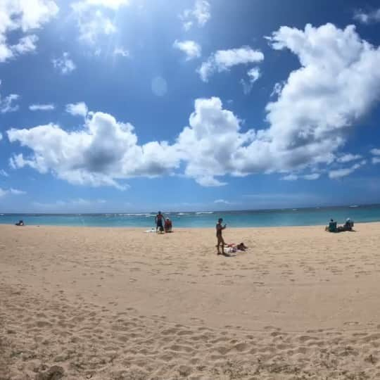 堀加奈子のインスタグラム：「サーフィン🏄‍♀️日和☀️ . ハワイの波は素人の私にも優しい波🏖でした☺️☺️☺️ . 満喫できました🌈 . #hawaii #aramoanabeach #surfing」