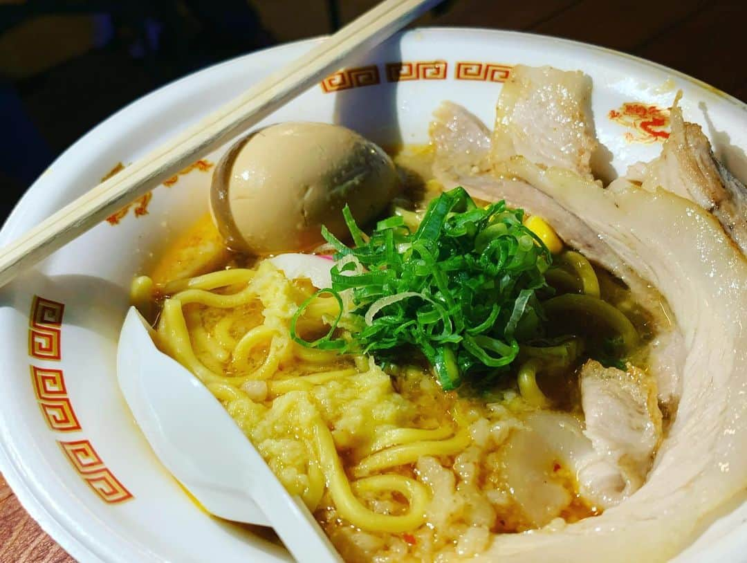 花奈澪さんのインスタグラム写真 - (花奈澪Instagram)「１🍜頑者 「濃厚海老かに豚骨つけ麺」 最高。お店じゃ年末年始とかでしか食べられないやつ。最高。ほんっとに美味しい忘れられない。これは、もはや、カニ味噌。  ２🍜 Noodle Stand Tokyo 「燻製濃厚豚骨ラーメン～チーズソースがけ～」 オシャレだけど、特にチーズは混ざらないし、つまみみたいな感じ。 シンプルな豚骨にオシャレな味が増してある。  ３🍜 らぁめん家 有坂 「冷やしすだち煮干蕎麦 鴨油のつけダレ付き」 見た目よりちゃんと、重たい。 食べ応えあり。 キンキンに冷やして食べてみたい。  ４🍜 縁乃助商店 「大阪浪速の鶏ドロつけ麺」 カルビトッピング。 カルビが、カッチカチ。 ドロという割にスープがサラサラかつしょっぱめ。けど普通につけめんとしては美味しいです。  ５🍜 ジャンクガレッジ「特製まぜそば」 天才笑。ニンニク、マヨネーズ、ベビースター、チーズ、背脂etc...。カロリーのおばけ達を混ぜるとあら不思議。 めちゃくちゃ食べやすい！！ 万人受けする味に！！食べた瞬間太った気がします確実に。  ６🍜じゃぐら「背脂生姜味噌ラーメン」 生姜と味噌がめちゃくちゃ合う！！ 最高にあたたまる1品。うまい。 誰でもオススメ出来る。  今年もつけ麺博を満喫している。 なんせ劇場から徒歩1分のところで開催されておりましたのでね！  でもいまの稽古場はちょと遠いので行く機会が、、、ぐぬぬ笑。  #大つけ麺博 #大つけ麺博2019」10月23日 11時31分 - namio_dao