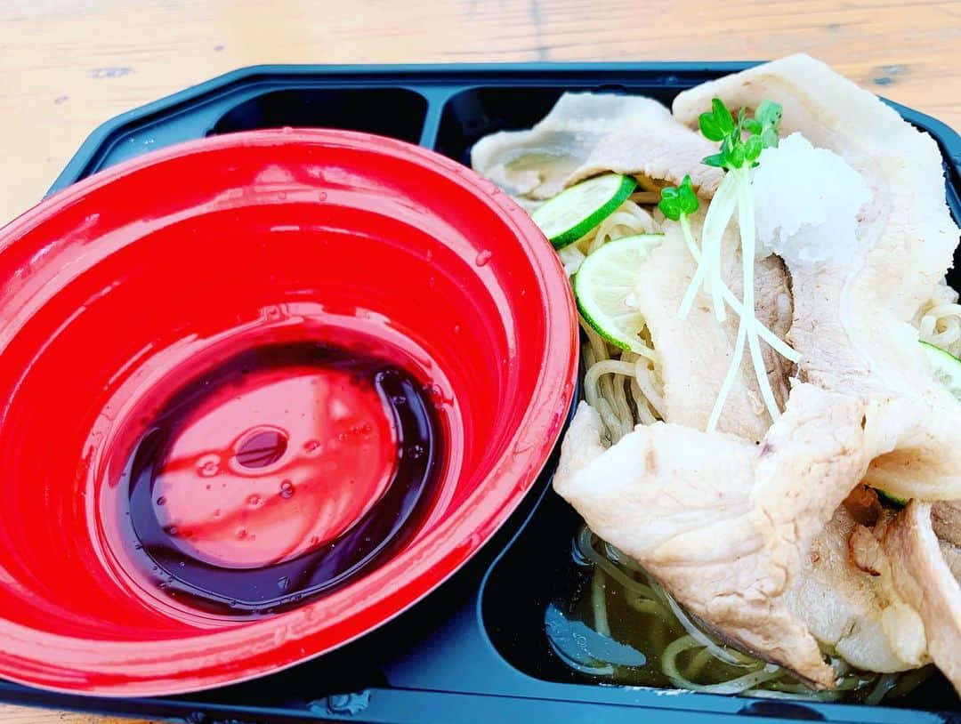 花奈澪さんのインスタグラム写真 - (花奈澪Instagram)「１🍜頑者 「濃厚海老かに豚骨つけ麺」 最高。お店じゃ年末年始とかでしか食べられないやつ。最高。ほんっとに美味しい忘れられない。これは、もはや、カニ味噌。  ２🍜 Noodle Stand Tokyo 「燻製濃厚豚骨ラーメン～チーズソースがけ～」 オシャレだけど、特にチーズは混ざらないし、つまみみたいな感じ。 シンプルな豚骨にオシャレな味が増してある。  ３🍜 らぁめん家 有坂 「冷やしすだち煮干蕎麦 鴨油のつけダレ付き」 見た目よりちゃんと、重たい。 食べ応えあり。 キンキンに冷やして食べてみたい。  ４🍜 縁乃助商店 「大阪浪速の鶏ドロつけ麺」 カルビトッピング。 カルビが、カッチカチ。 ドロという割にスープがサラサラかつしょっぱめ。けど普通につけめんとしては美味しいです。  ５🍜 ジャンクガレッジ「特製まぜそば」 天才笑。ニンニク、マヨネーズ、ベビースター、チーズ、背脂etc...。カロリーのおばけ達を混ぜるとあら不思議。 めちゃくちゃ食べやすい！！ 万人受けする味に！！食べた瞬間太った気がします確実に。  ６🍜じゃぐら「背脂生姜味噌ラーメン」 生姜と味噌がめちゃくちゃ合う！！ 最高にあたたまる1品。うまい。 誰でもオススメ出来る。  今年もつけ麺博を満喫している。 なんせ劇場から徒歩1分のところで開催されておりましたのでね！  でもいまの稽古場はちょと遠いので行く機会が、、、ぐぬぬ笑。  #大つけ麺博 #大つけ麺博2019」10月23日 11時31分 - namio_dao