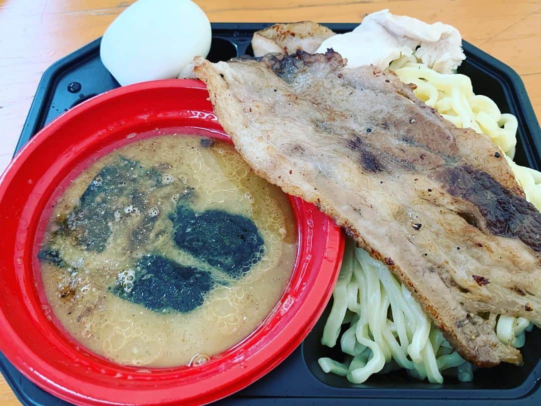 花奈澪さんのインスタグラム写真 - (花奈澪Instagram)「１🍜頑者 「濃厚海老かに豚骨つけ麺」 最高。お店じゃ年末年始とかでしか食べられないやつ。最高。ほんっとに美味しい忘れられない。これは、もはや、カニ味噌。  ２🍜 Noodle Stand Tokyo 「燻製濃厚豚骨ラーメン～チーズソースがけ～」 オシャレだけど、特にチーズは混ざらないし、つまみみたいな感じ。 シンプルな豚骨にオシャレな味が増してある。  ３🍜 らぁめん家 有坂 「冷やしすだち煮干蕎麦 鴨油のつけダレ付き」 見た目よりちゃんと、重たい。 食べ応えあり。 キンキンに冷やして食べてみたい。  ４🍜 縁乃助商店 「大阪浪速の鶏ドロつけ麺」 カルビトッピング。 カルビが、カッチカチ。 ドロという割にスープがサラサラかつしょっぱめ。けど普通につけめんとしては美味しいです。  ５🍜 ジャンクガレッジ「特製まぜそば」 天才笑。ニンニク、マヨネーズ、ベビースター、チーズ、背脂etc...。カロリーのおばけ達を混ぜるとあら不思議。 めちゃくちゃ食べやすい！！ 万人受けする味に！！食べた瞬間太った気がします確実に。  ６🍜じゃぐら「背脂生姜味噌ラーメン」 生姜と味噌がめちゃくちゃ合う！！ 最高にあたたまる1品。うまい。 誰でもオススメ出来る。  今年もつけ麺博を満喫している。 なんせ劇場から徒歩1分のところで開催されておりましたのでね！  でもいまの稽古場はちょと遠いので行く機会が、、、ぐぬぬ笑。  #大つけ麺博 #大つけ麺博2019」10月23日 11時31分 - namio_dao