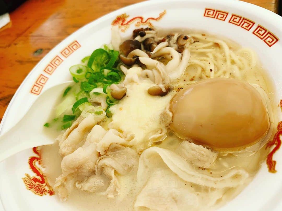 花奈澪さんのインスタグラム写真 - (花奈澪Instagram)「１🍜頑者 「濃厚海老かに豚骨つけ麺」 最高。お店じゃ年末年始とかでしか食べられないやつ。最高。ほんっとに美味しい忘れられない。これは、もはや、カニ味噌。  ２🍜 Noodle Stand Tokyo 「燻製濃厚豚骨ラーメン～チーズソースがけ～」 オシャレだけど、特にチーズは混ざらないし、つまみみたいな感じ。 シンプルな豚骨にオシャレな味が増してある。  ３🍜 らぁめん家 有坂 「冷やしすだち煮干蕎麦 鴨油のつけダレ付き」 見た目よりちゃんと、重たい。 食べ応えあり。 キンキンに冷やして食べてみたい。  ４🍜 縁乃助商店 「大阪浪速の鶏ドロつけ麺」 カルビトッピング。 カルビが、カッチカチ。 ドロという割にスープがサラサラかつしょっぱめ。けど普通につけめんとしては美味しいです。  ５🍜 ジャンクガレッジ「特製まぜそば」 天才笑。ニンニク、マヨネーズ、ベビースター、チーズ、背脂etc...。カロリーのおばけ達を混ぜるとあら不思議。 めちゃくちゃ食べやすい！！ 万人受けする味に！！食べた瞬間太った気がします確実に。  ６🍜じゃぐら「背脂生姜味噌ラーメン」 生姜と味噌がめちゃくちゃ合う！！ 最高にあたたまる1品。うまい。 誰でもオススメ出来る。  今年もつけ麺博を満喫している。 なんせ劇場から徒歩1分のところで開催されておりましたのでね！  でもいまの稽古場はちょと遠いので行く機会が、、、ぐぬぬ笑。  #大つけ麺博 #大つけ麺博2019」10月23日 11時31分 - namio_dao