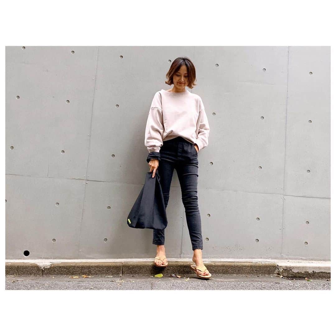 のインスタグラム：「Tops/ Herfee big sweat(beige) Pants/ Denim  leggings pants(black) Bag/ Nylon marche bag(black) 定番アイテムコーデ。 ピンクベージュが春っぽくて可愛い新色スウェット。 デニムレギパンはサイドポケットがついてストレッチ性も良くなりバージョンアップ👍 ナイロンマルシェバッグからは3サイズで新色も登場です。 個人的にLサイズを結んで持つのがお気に入り。クルクルコンパクトにして持ち運びできるのでスーパーでのお買い物や旅のサイドバッグとしても使えます。 明日19時からインスタライブを予定しております。 写真だけではお伝えできない商品説明やコーディネートのポイント等をライブにてお話しできればと思ってます。 お時間あればぜひご参加ください♡ *予約特典ありの予約会は25日(fri)13時までです。  #fashion #style #herfee #herfee2020ss #herfee_official」
