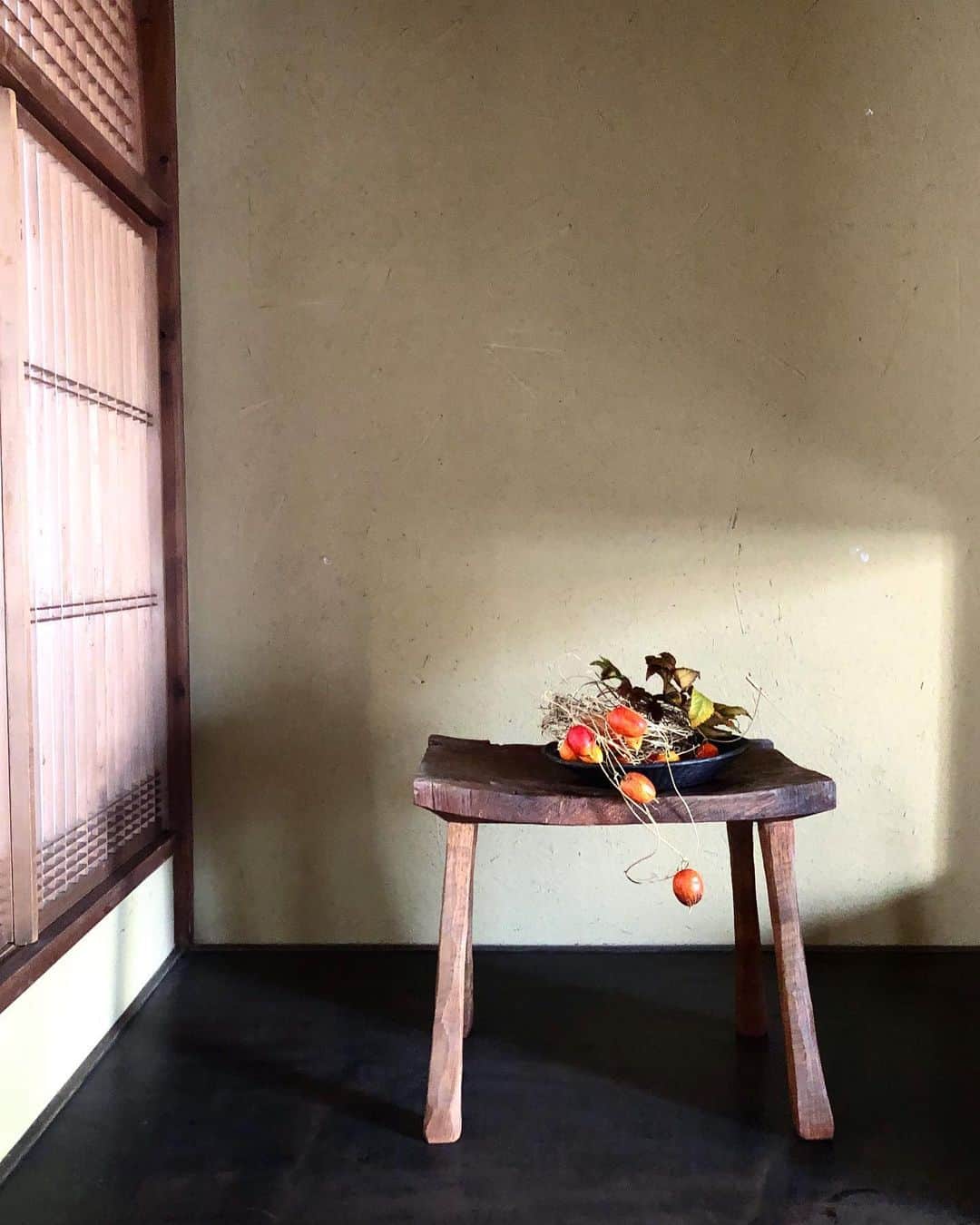 山本浩未さんのインスタグラム写真 - (山本浩未Instagram)「中国茶のお稽古、生徒が作るお席の今月は姉弟子Aさんがご担当。 ご近所の#下御霊神社 の井戸水を汲むところから始まり、#雲南省少数民族 のつくる紅茶を中心に菊のウエルアムティーに柿や栗を使ったお菓子などセンス溢れる秋のお席でした🍁🍂🌰 お床に飾られた#カラスウリ に木苺の葉っぱのあしらいもさすが😍  #小慢京都 #うるわし屋」10月23日 11時38分 - hiromicoy