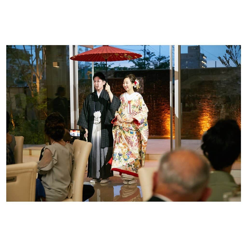 八雲迎賓館 【結婚式 パーティ 記念日 人生儀礼】福井さんのインスタグラム写真 - (八雲迎賓館 【結婚式 パーティ 記念日 人生儀礼】福井Instagram)「. 八雲の卒花さん♡ . 夕暮れ時の和装入場。 日本の伝統美を感じる装い。 邪気を払うともいわれる和傘で相合傘♩ . . @yakumogeihinkan @modecollectionmiwa . . #八雲迎賓館 #yakumogeihinkan #迎賓館 #結婚式 #披露宴 #パーティ #ナイトウェディング #陽だまり #happywedding  #色打掛 #打掛 #紋付袴 #和傘 #入場演出  #和装 #和婚 #八雲の卒花さん #卒花 #結婚式レポ #パーティレポート #おめでとう #最幸の一日 #全国のプレ花嫁さんと繋がりたい」10月23日 11時38分 - yakumogeihinkan