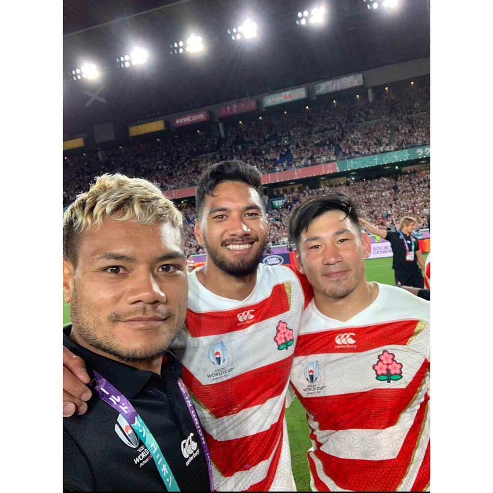 ラファエレ・ティモシーさんのインスタグラム写真 - (ラファエレ・ティモシーInstagram)「A big thank you to the coaching staff, management, trainers, physios, EVERYONE involved with the team and most importantly to my team mates. Thank you for this unforgettable experience that I will treasure forever. Thank you to my family and friends for your continued support and for motivating me to always try my best. A special thank you to all our supporters. Thank you for getting behind our team and showing the world what loyal support looks like! We can’t thank you enough. Thank you everyone.  監督、コーチ、マネージャー、トレーナー、フィジオ、その他日本代表に関わった全ての皆さま本当にありがとうございました。 かけがえのないチームの仲間へ、決して忘れることのない経験をありがとう。一生の宝物です。 いつもサポートしてくれ、ベストを尽くすように励ましてくれた私の家族や友達にも感謝します。 ファンの皆さま、チームを応援してくださり、これが日本のサポーターだ！というものを世界に披露してくださりありがとうございました！言葉では言い表せないほど感謝しています。 皆さま、ありがとうございました。🇯🇵 #oneteam」10月23日 11時38分 - timlafaele