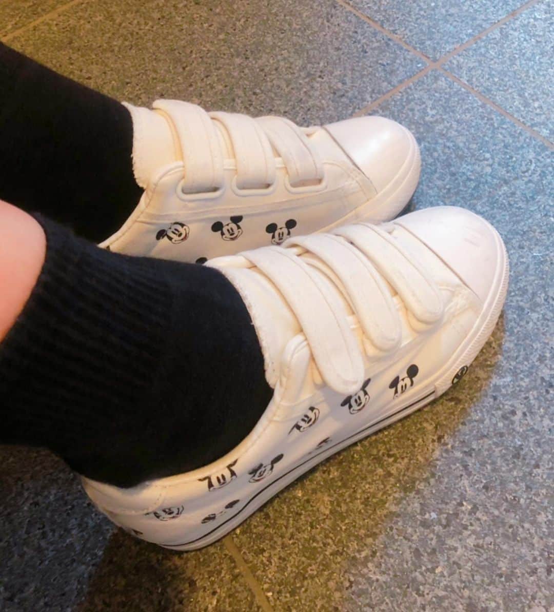 とぎもちさんのインスタグラム写真 - (とぎもちInstagram)「♡ お気に入りのミッキーのシューズ💕 履きやすくて可愛いのに19800ウォン(約1700円)で買えた😍✨ eマートの靴コーナーでゲット♪ ♡ #ミッキー #シューズ #ミッキーシューズ #韓国 #eマート」10月23日 11時44分 - togistagram