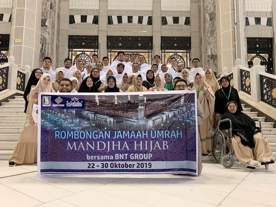 Ivan Gunawanさんのインスタグラム写真 - (Ivan GunawanInstagram)「・・・ Labbaika Allahumma Labbaik..🕋 "Ya Allah, kami datang untuk memenuhi panggilan-Mu.." . Alhamdulillah Rombongan Jamaah Umrah Mandjha Hijab @mandjha.ivangunawan bisa menunaikan ibadah Umroh pertama (wajib). Semoga segala amal ibadah seluruh jamaah di terima Allah SWT. Aamiin🙏 . Semangat ikhtiar! Semoga ada kamu dikeberangkatan selanjutnya yaa😇 #berdikaritour #mandjhahijab  #ivangunawan #travelmuslim #kabah #baitullah #berkahumroh #mecca #jamaahumroh #umroh2019 #ikhtiar #mabrur」10月23日 12時07分 - ivan_gunawan