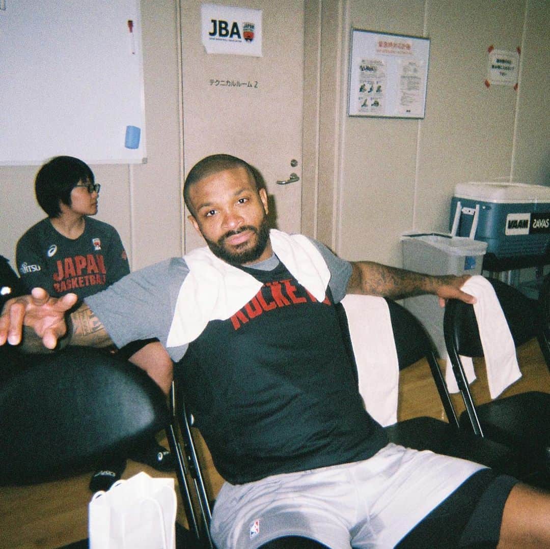 のインスタグラム：「Back to Film：NBAのスニーカー王者  @pjtucker の爆買いダイアリー。オンコートで数々のレアキックスを着用し、ファッション界からも注目されるPJ・タッカーの東京ライフ⁠⠀ ▶︎詳細はプロフィールリンクから⁠⠀」