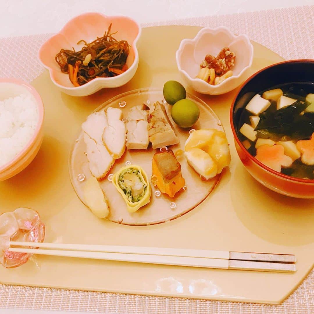 のインスタグラム：「* 早いものでもう10月も残りわずかに なってしまいました🎃。 *  肌寒くなってきてコートはマストですね🧥 *  さてさて  シュガーレディのおせち試食セットをいただきました💕 *  年末はあっという間に過ぎるので 今のうちにおせちのお取り寄せの準備もしておきたいところ🍴 * シュガーレディ は化学的合成添加物 不使用で安心安全‼️ *  @sugarlady_official  たくさんのおせちの中で シュガーレディ  画像3枚目 ⇨ 一之重 が気になります。♥️❤️ *  シュガーレディ はどれも作り方は簡単で美味しい〜💕 *  年末年始も健康で過ごしたいものですね😊💕 *  #シュガーレディ  #sugarlady  #安心安全  #おせち #無添加  #食品宅配 #クッキング #pr」