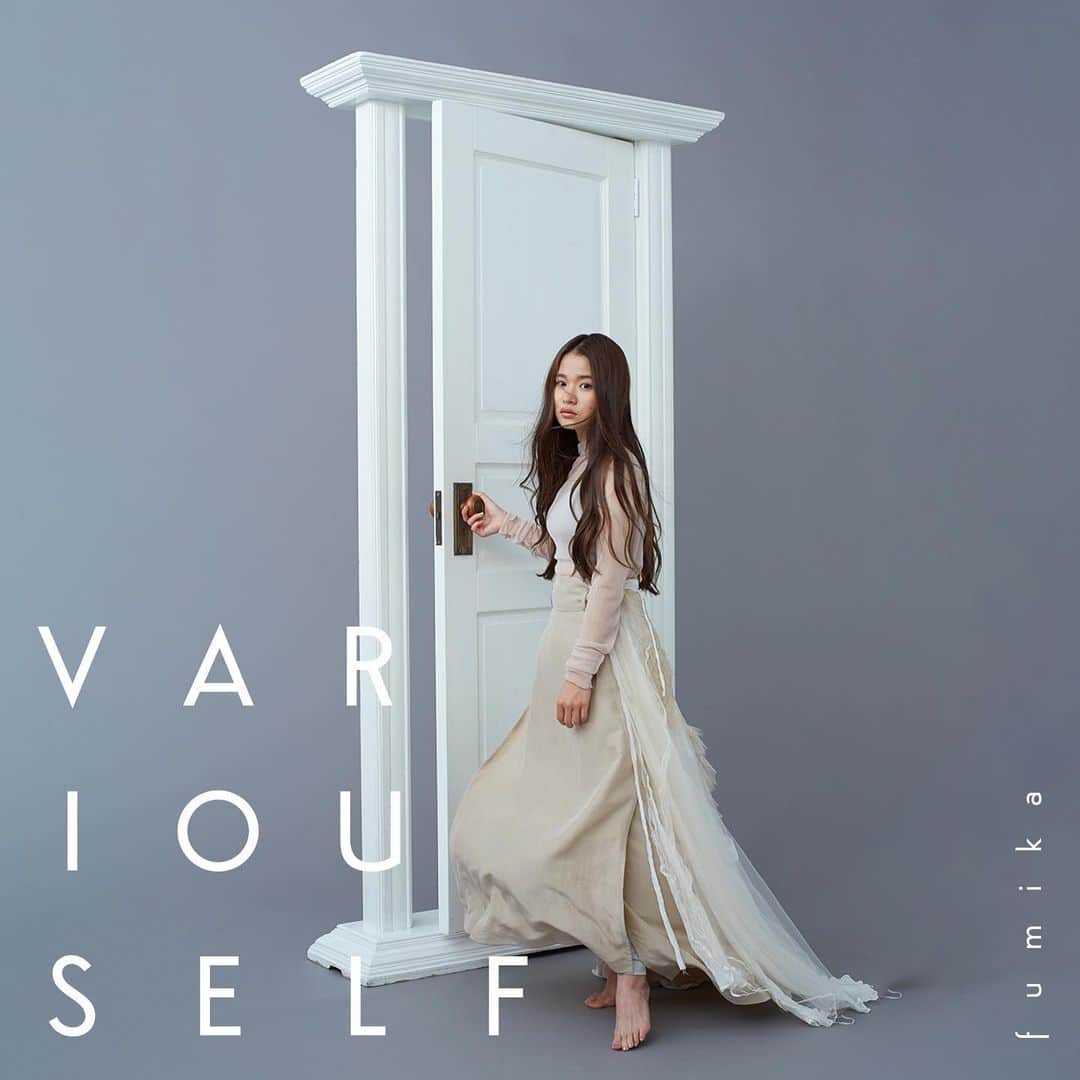 のインスタグラム：「the costume for #fumika new album #VARIOUSELF . I am so happy to take part in her beautiful visuals.please listen to her passionate song!! and thank u so much for having me,Kumiko Oka-san.really love ur stylist work!! . . . #newalbum#本日発売#福岡出身#アマリリス #ARAKISHIRO#costume#アラキシロウ#衣装」
