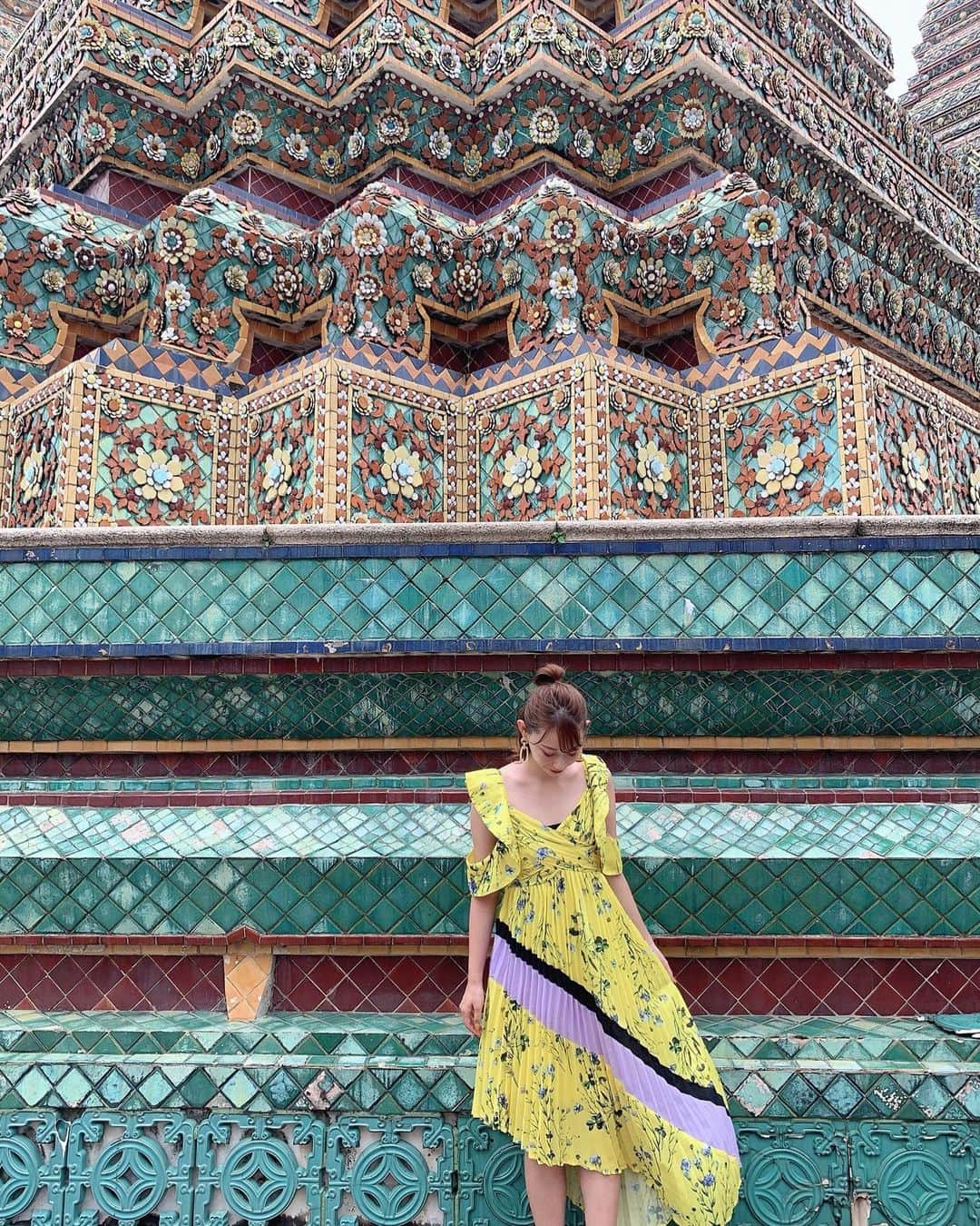 のインスタグラム：「ㅤㅤㅤ ㅤㅤㅤ 今日も大阪は暑いです😂 温暖化がすごい😂 ㅤㅤㅤ タイまた行きたい🇹🇭💕 ㅤㅤㅤㅤ ㅤㅤ #ワットポー #WatPho #วัดพระเชตุพนราชวราราม #おかじ旅行記 #バンコク #Bangkok #バンコク旅行 #タイ旅行 #岡島かれん #涅槃寺 #okaji_thai」
